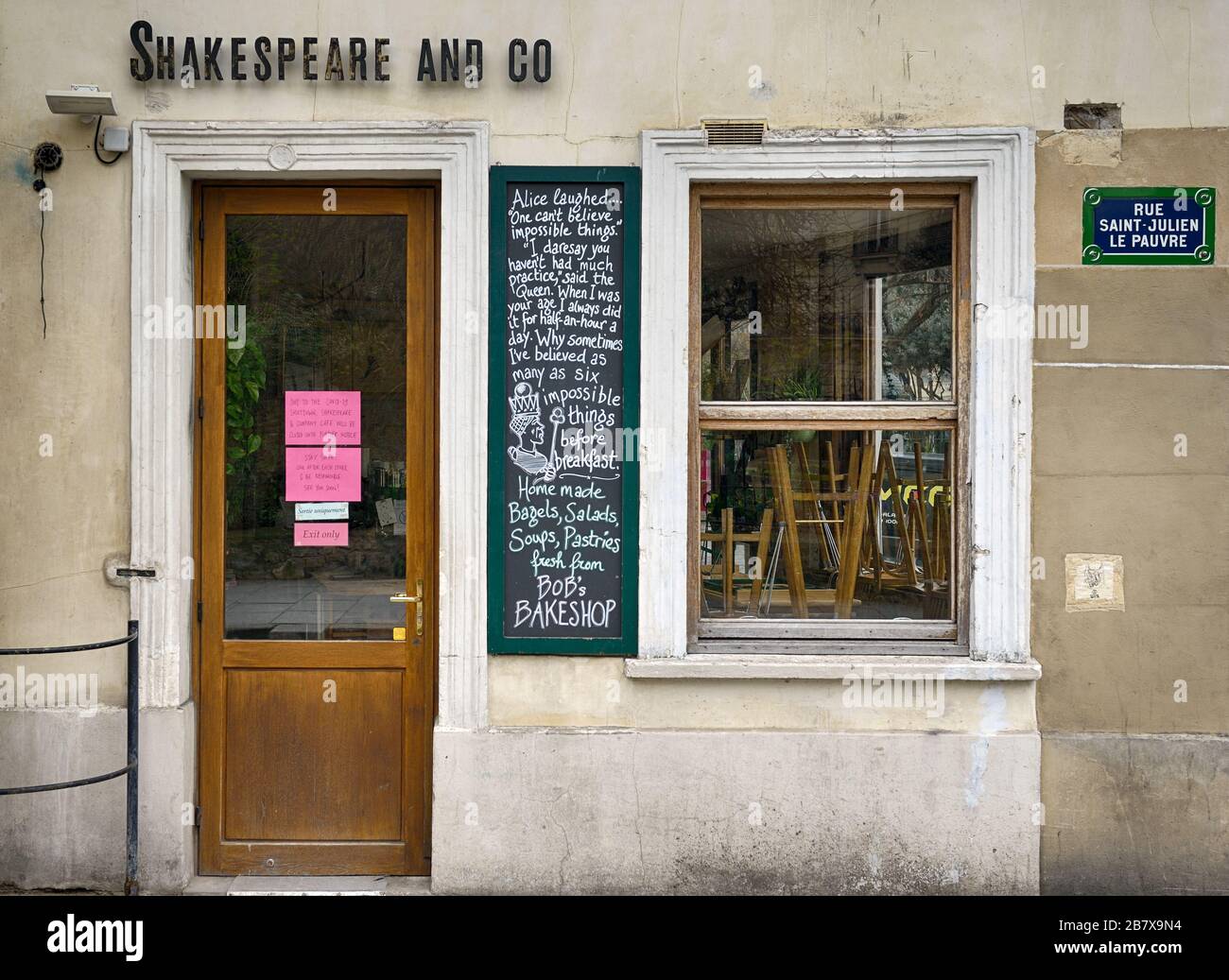 Parigi -17 marzo 2020: Shakespeare and Company Cafe, molto popolare libreria in lingua inglese e bar chiuso a causa della chiusura a chiave. Foto Stock
