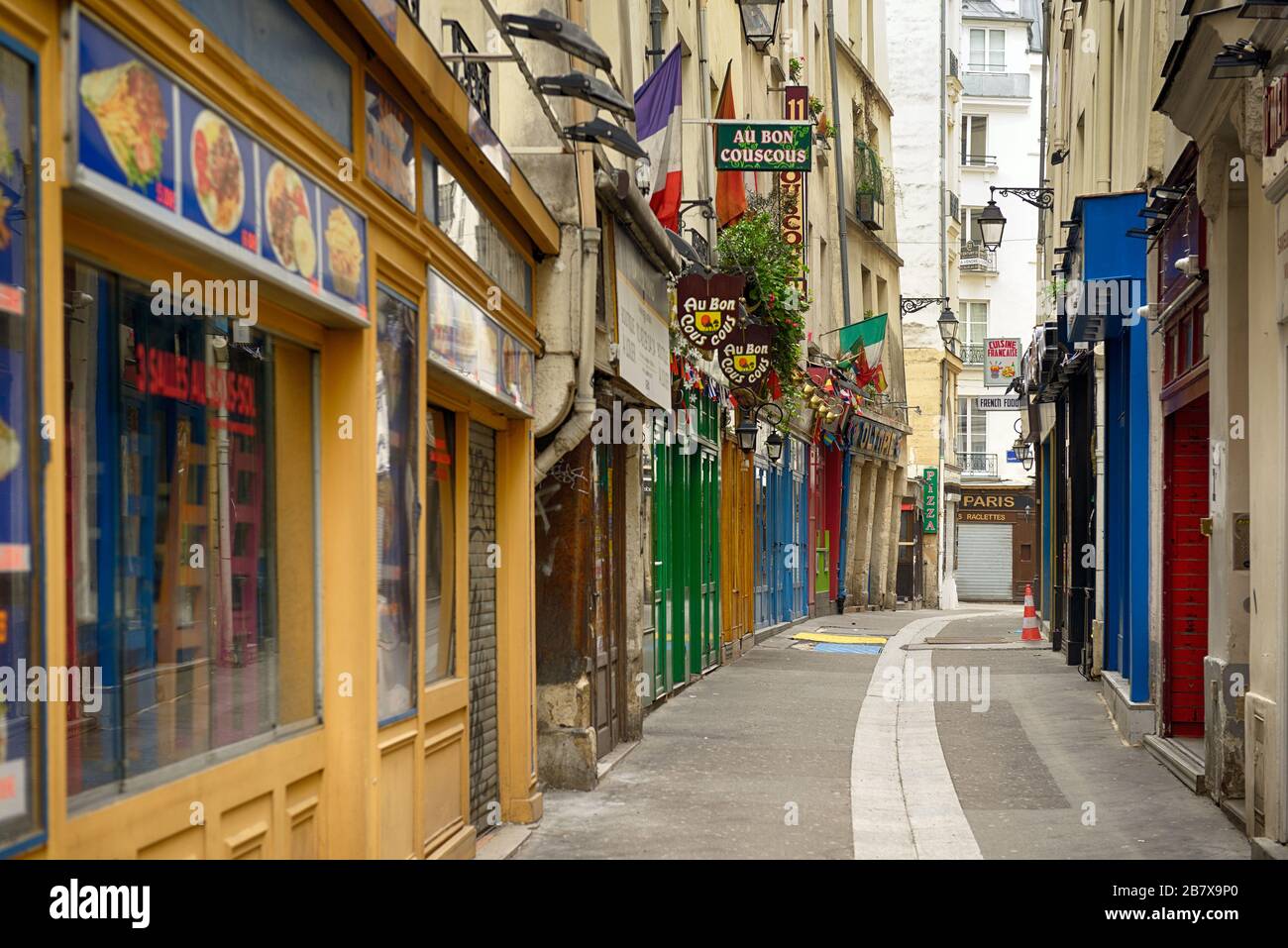 Parigi -17 marzo 2020: Molto tranquilla di solito affollata stradine strette in molto popolare quartiere turistico Latino nella zona di Saint Michel. Foto Stock