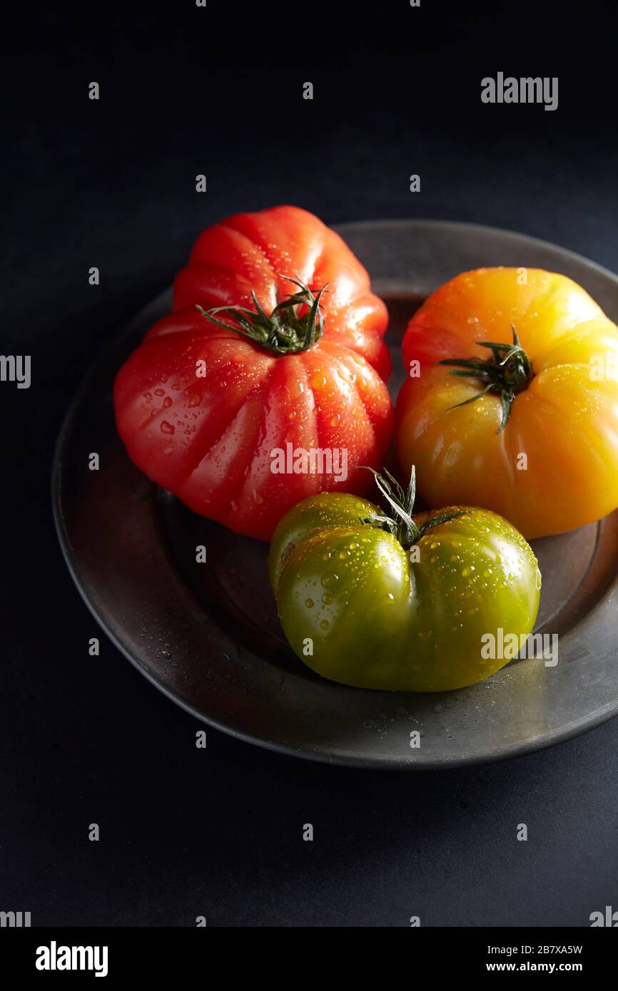 Pomodori di Heirloom su piatto di Pewter Foto Stock