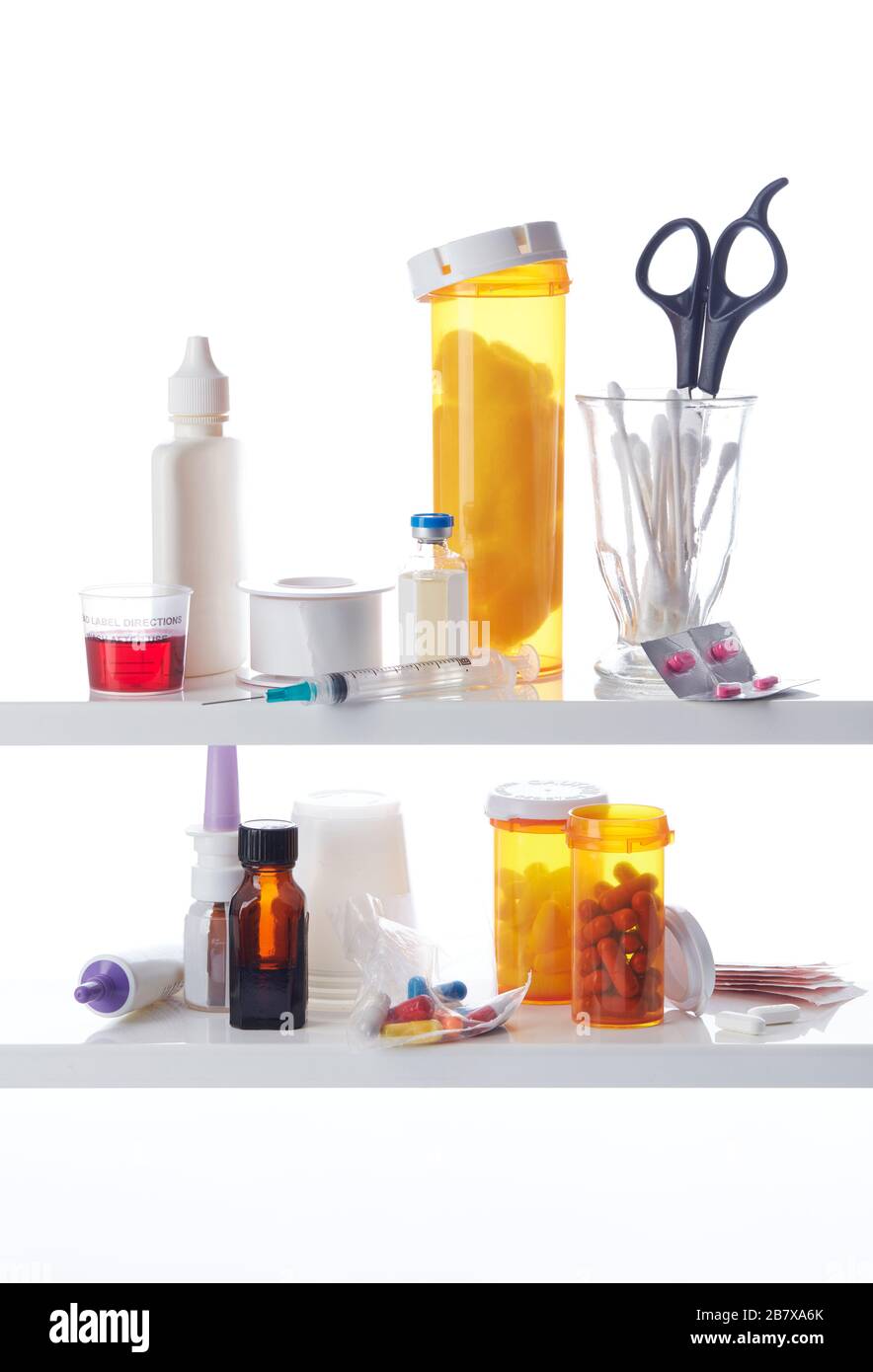 Dispensa per la medicina riempita con i materiali medici Foto Stock