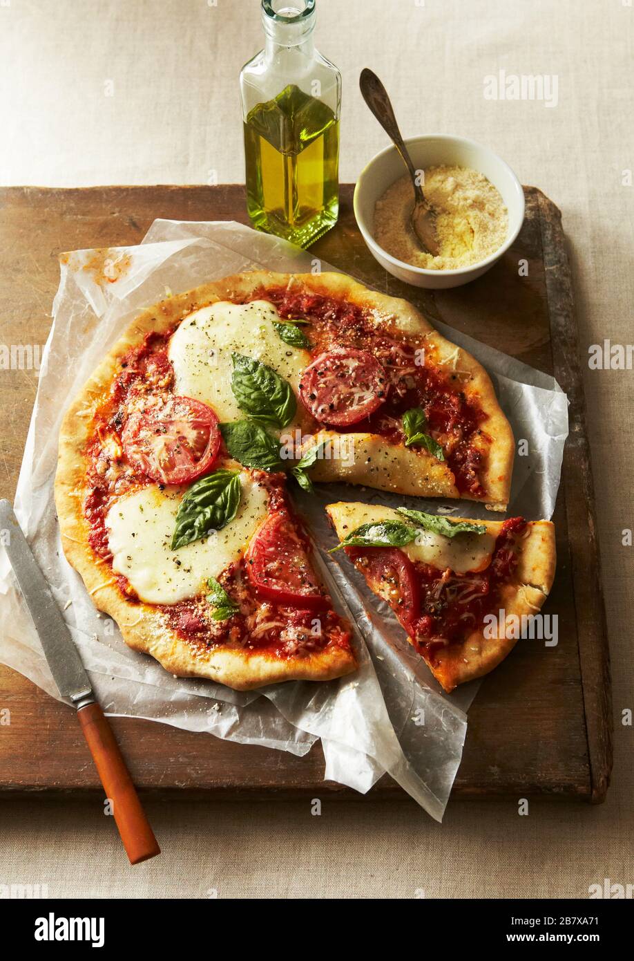 Pizza Margarita con formaggio e basilico Foto Stock