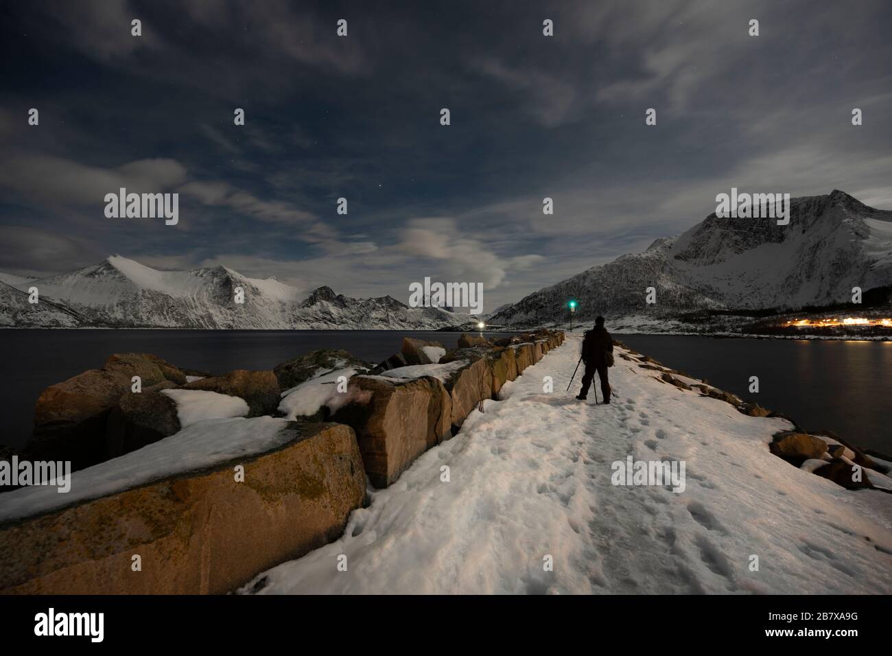 Fotografo in uno scatto notturno, Mefjordvaer, Senja, Norvegia. Foto Stock