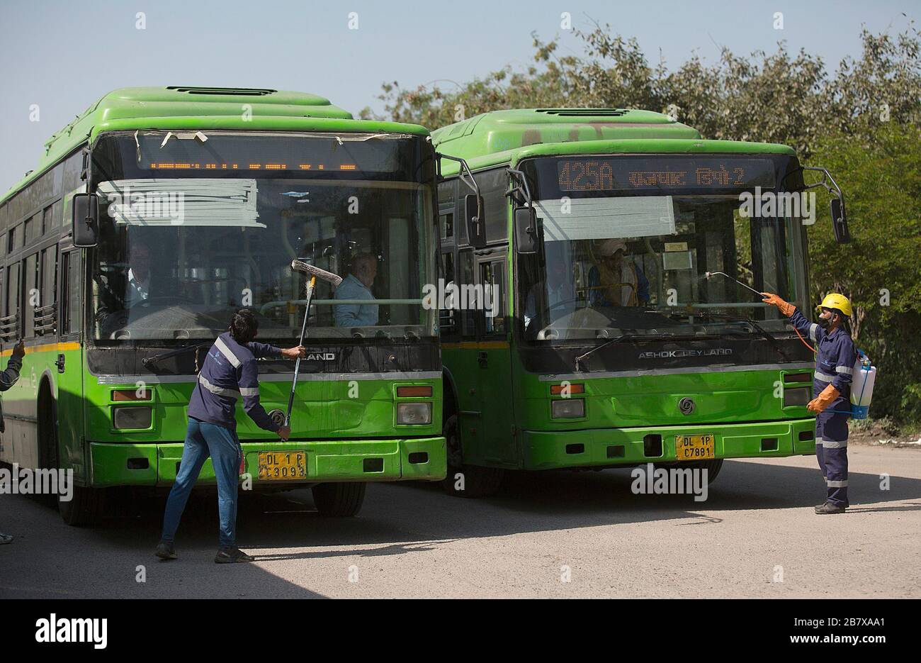 Nuova Delhi, India. 18 Marzo 2020. I membri del personale spruzzano disinfettante agli autobus di Nuova Delhi, India, 18 marzo 2020. Il numero di casi confermati COVID-19 in India è salito a 147 Mercoledì, il ministero federale della salute dell'India ha detto. Credit: Javed Dar/Xinhua/Alamy Live News Foto Stock