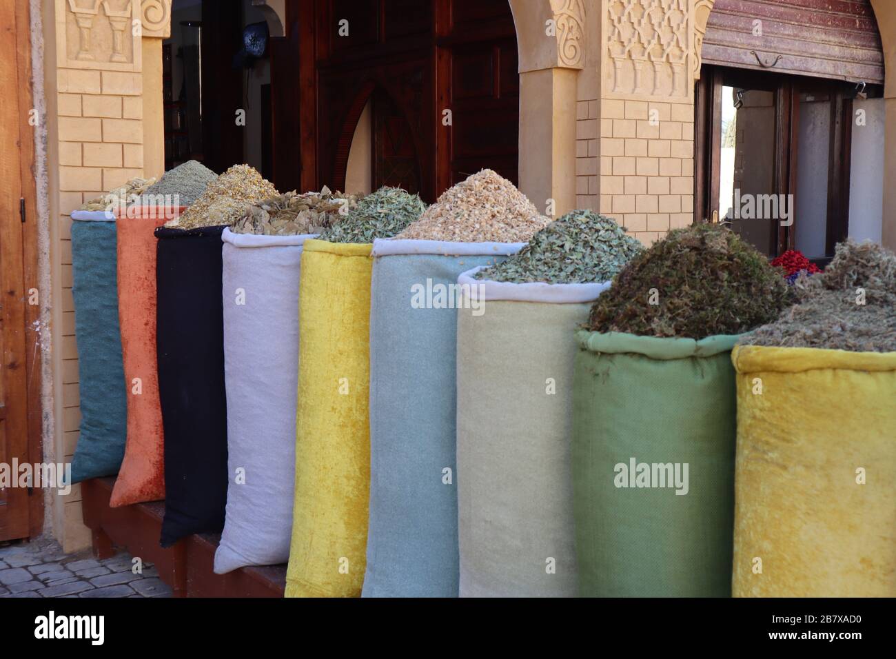 Cesti e sacchi di fiori secchi Erbe e spezie in souk nella Medina Marrakech Marocco Foto Stock