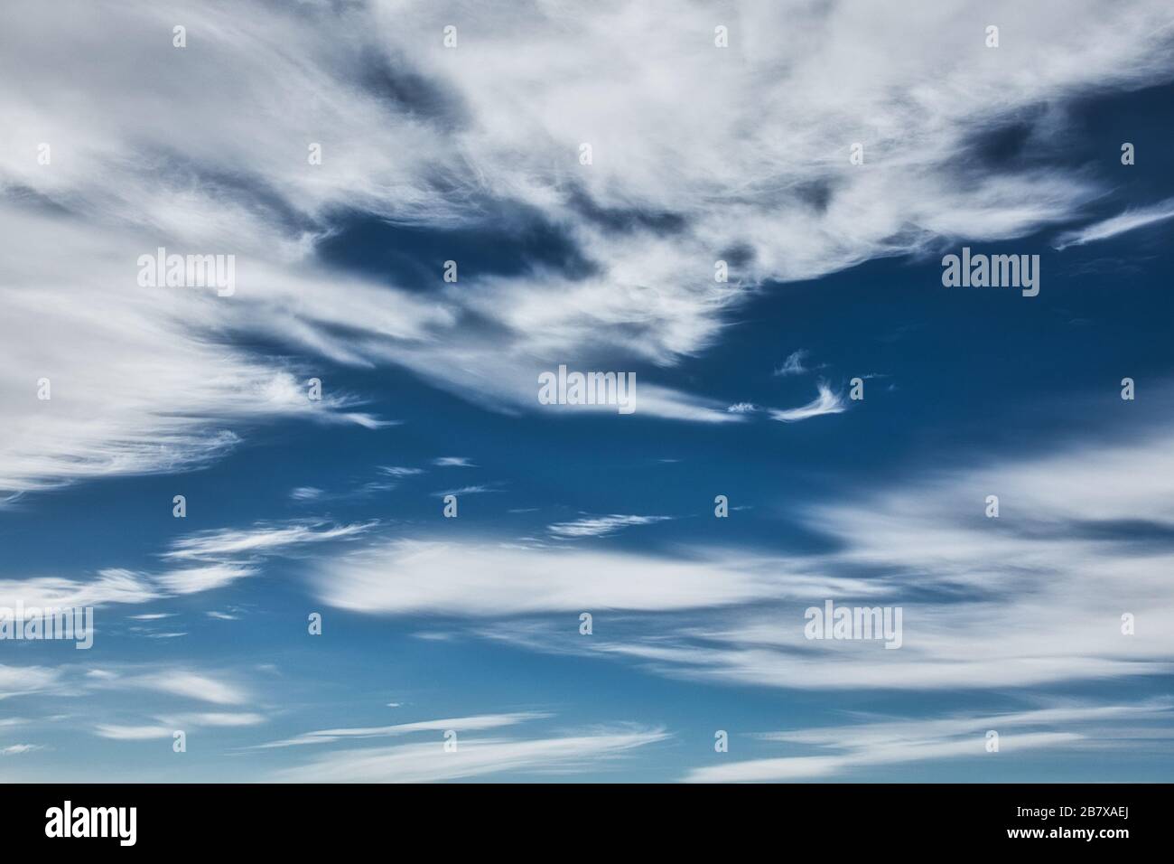 un bel cielo blu marino con nuvole in una giornata ventosa Foto Stock