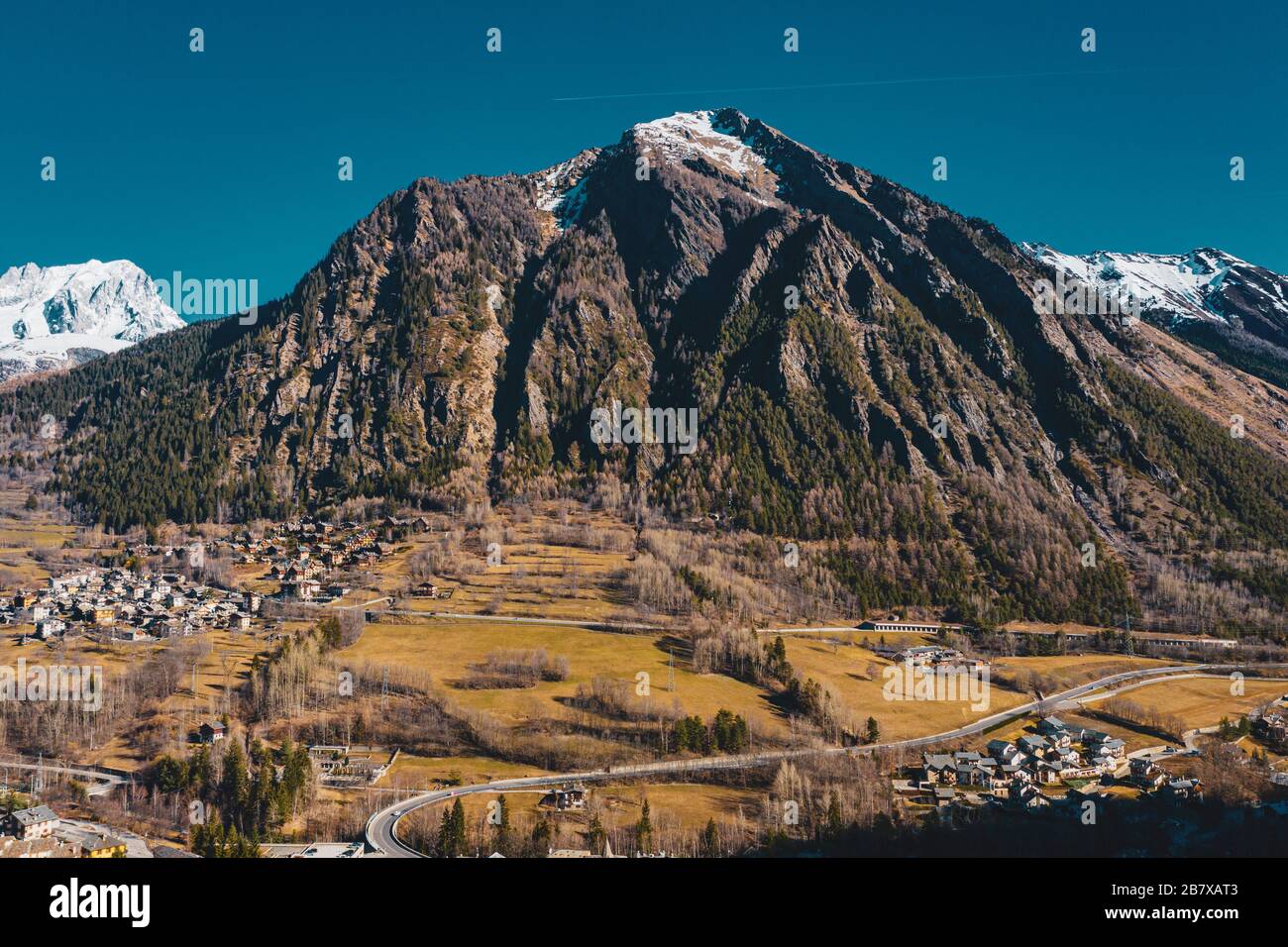 Il villaggio Palleusieux sotto una grande montagna, nel bacino Pre-Saint-Didier, Valle d'Aosta al tempo dell'epidemia del virus corona, nel nord Italia Foto Stock