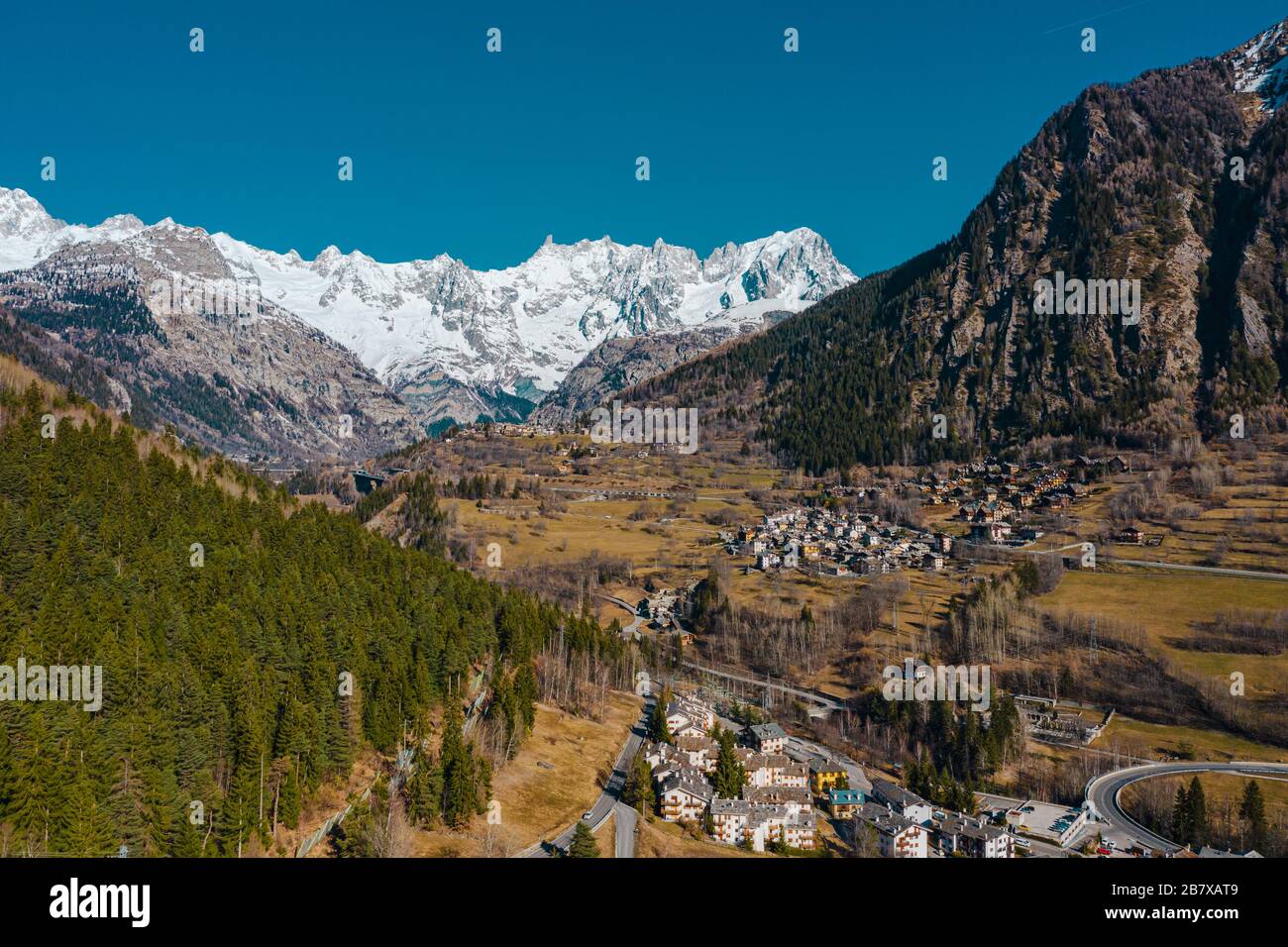 Il villaggio Palleusieux sotto una grande montagna, nel bacino Pre-Saint-Didier, Valle d'Aosta al tempo dell'epidemia del virus corona, nel nord Italia Foto Stock