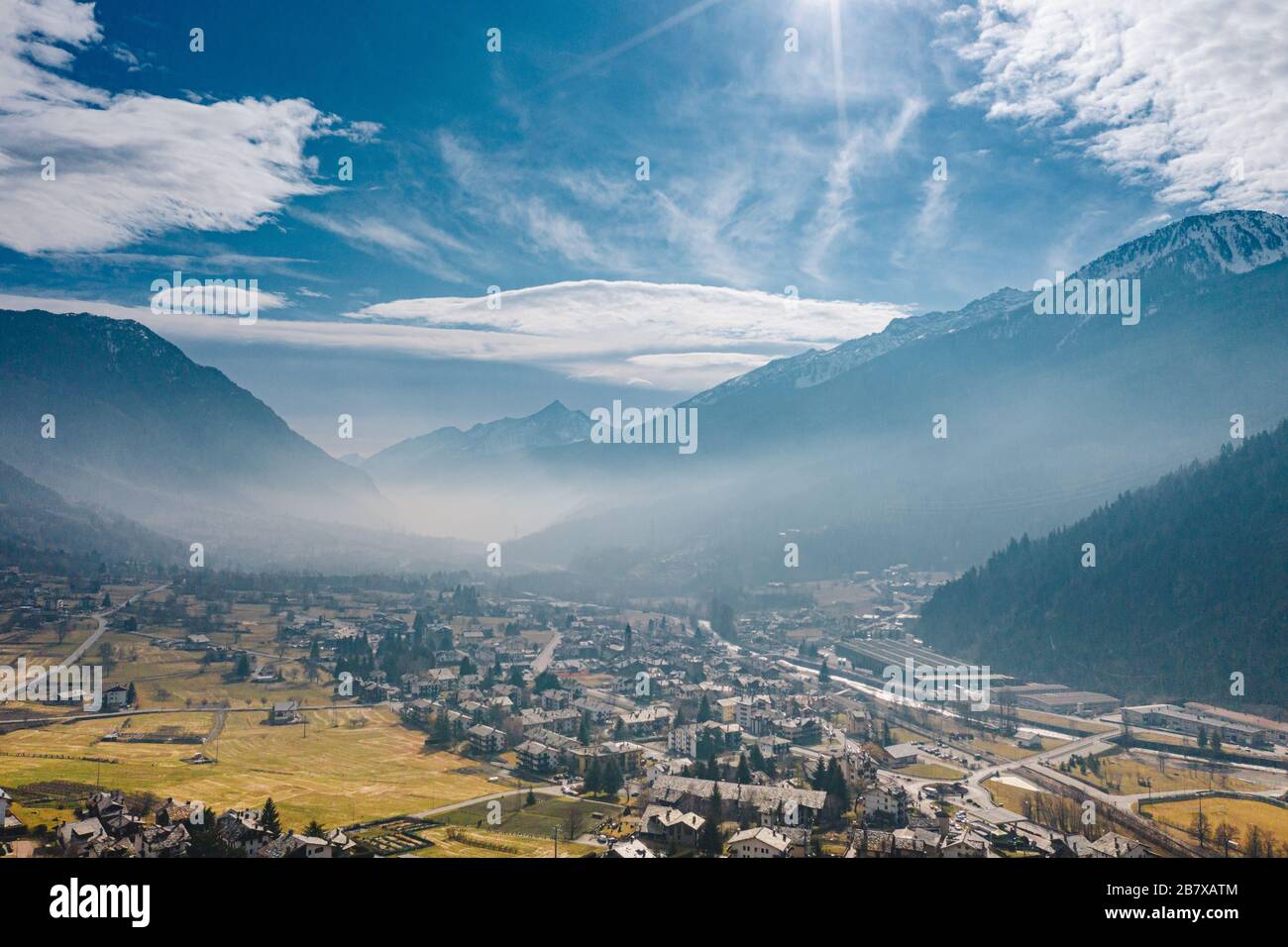 Il paese Morgex tra le grandi montagne, Valle d'Aosta al momento dell'epidemia del virus corona, nel nord Italia Foto Stock