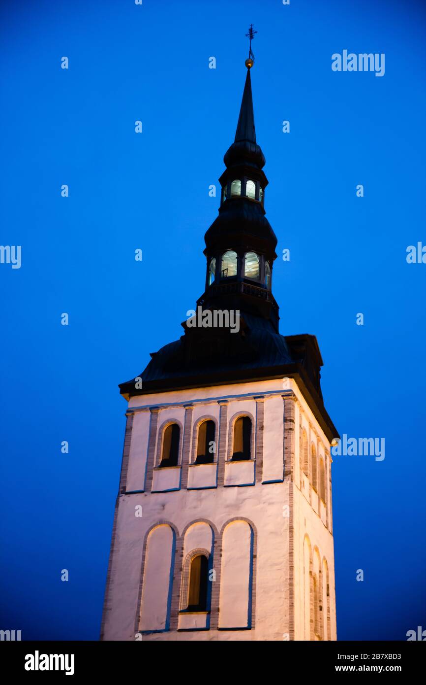 Campanile del Museo Niguliste o ex Chiesa di San Nicola (Niguliste Kirik) a Blue Hour Foto Stock