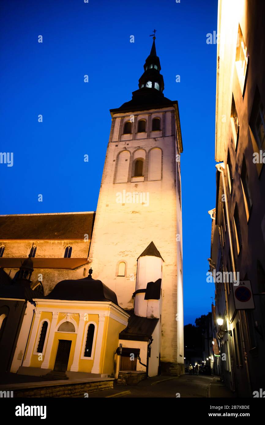 Campanile del Museo Niguliste o ex Chiesa di San Nicola (Niguliste Kirik) a Blue Hour Foto Stock