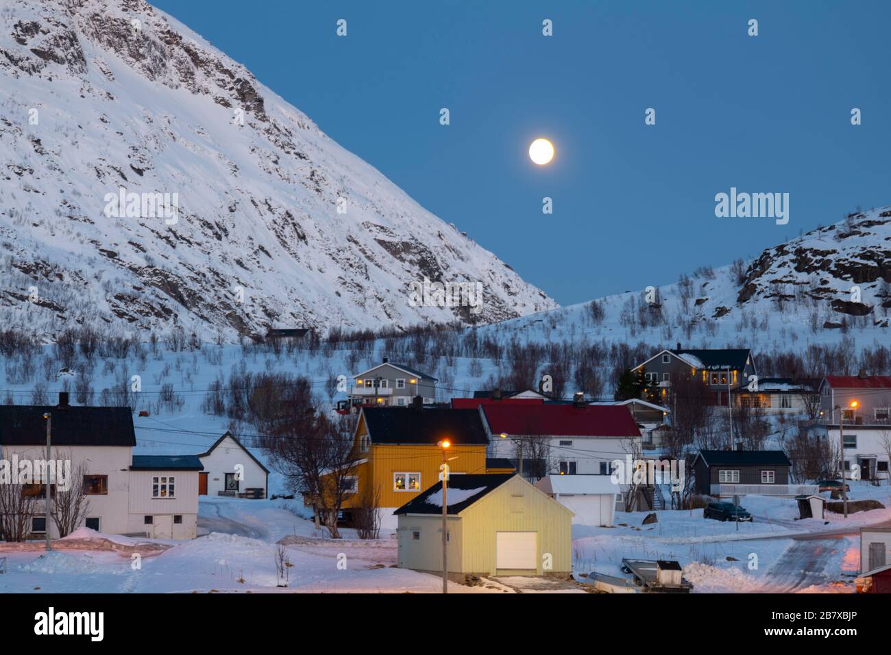 Luna ambientazione all'alba, Mefjordvaer, Senja, Norvegia. Foto Stock