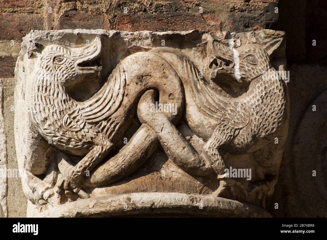 Il Bestiario medievale - fantastici animali - capitale in stile romanico - Atrio di Ansperto - Basilica di Sant'Ambrogio - Milano Foto Stock