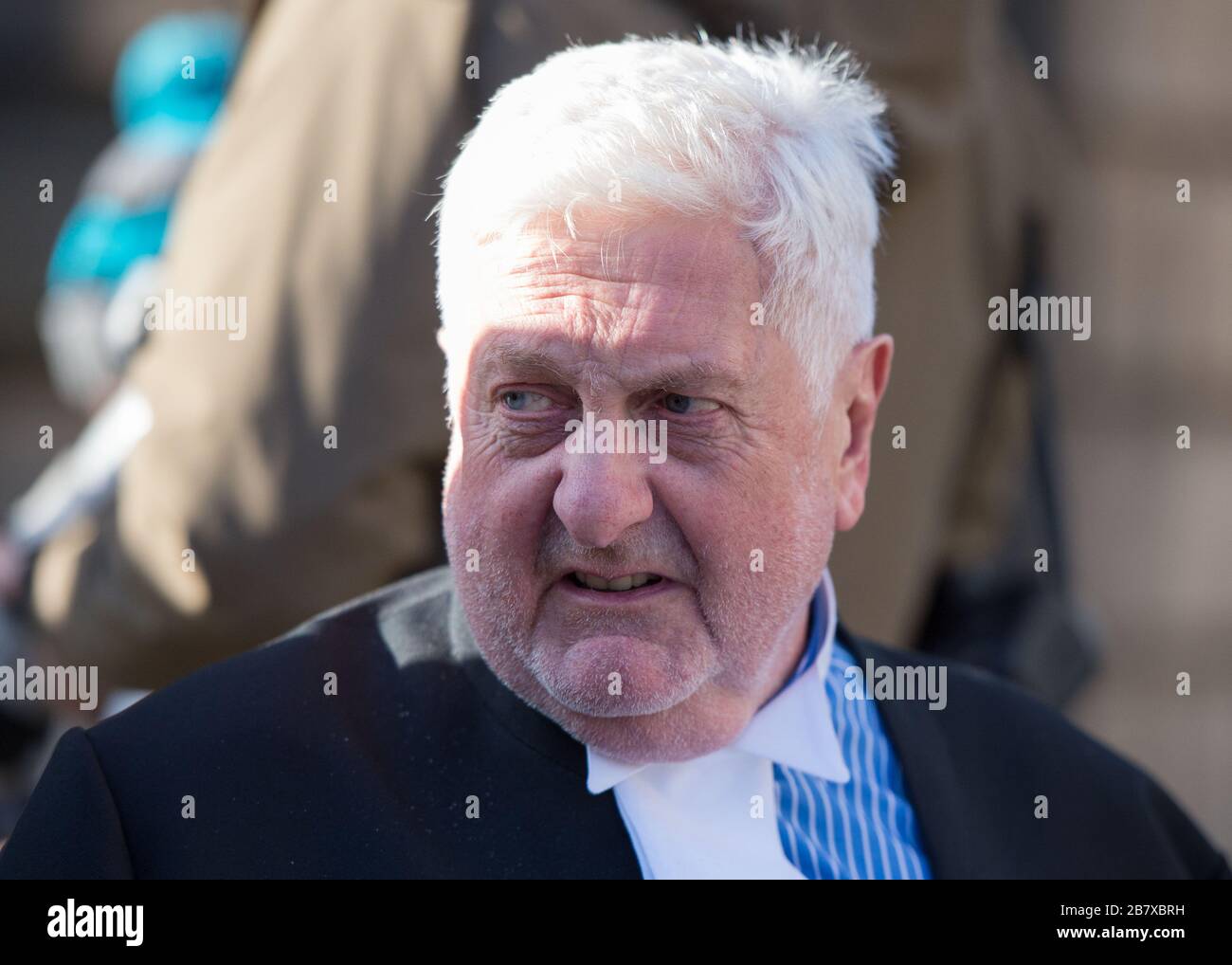 Edimburgo, Regno Unito. 18 Marzo 2020. Nella foto: Gordon Jackson QC, difensore di Alex Salmond. Una folla impaccata composta da Media in attesa, fotografi stampa e spettatori lo aspettano fuori dal campo. Credit: Colin Fisher/Alamy Live News Foto Stock