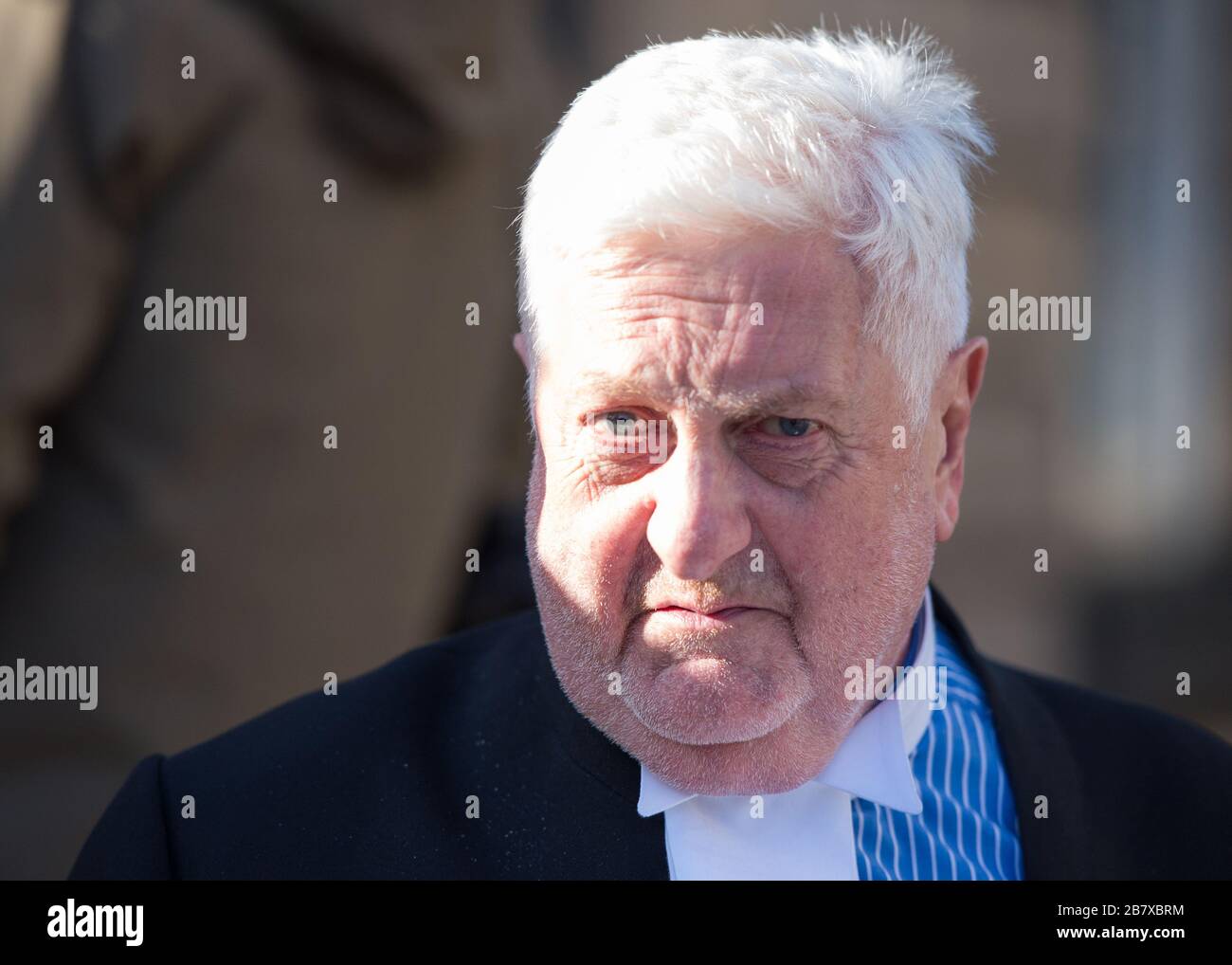 Edimburgo, Regno Unito. 18 Marzo 2020. Nella foto: Gordon Jackson QC, difensore di Alex Salmond. Una folla impaccata composta da Media in attesa, fotografi stampa e spettatori lo aspettano fuori dal campo. Credit: Colin Fisher/Alamy Live News Foto Stock