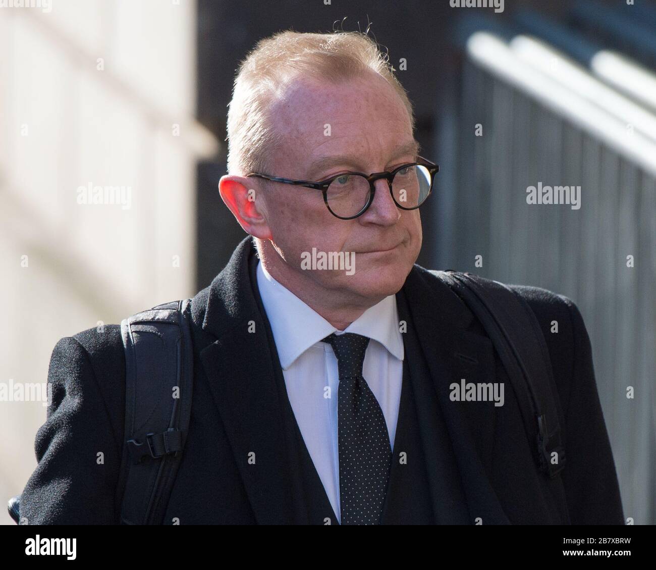 Edimburgo, Regno Unito. 18 Marzo 2020. Nella foto: Alex Prentice QC - Corona Procuratore UNA folla impaccata composta da mezzi in attesa, fotografi stampa e spettatori lo aspettano fuori dal tribunale. Credit: Colin Fisher/Alamy Live News Foto Stock