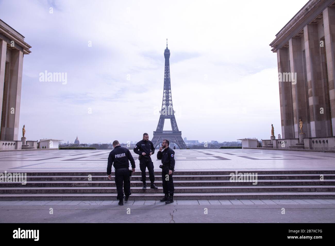 Parigi, Francia. 17 Marzo 2020. Gli agenti di polizia visti come l'area della Torre Eiffel sono completamente deserte dopo l'adozione di severe misure contro il Coronavirus in Francia. Il Ministero della Salute della Francia ha registrato un totale di 7,730 infezioni, 175 morti e 602 recuperati dall'inizio dell'epidemia. Credit: SOPA Images Limited/Alamy Live News Foto Stock