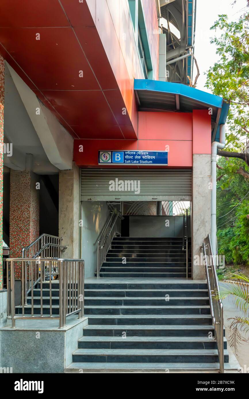 Una vista della stazione della metropolitana di Saltlake Stadium del sistema della metropolitana di Kolkata East West a Kolkata il 18 gennaio 2020 Foto Stock