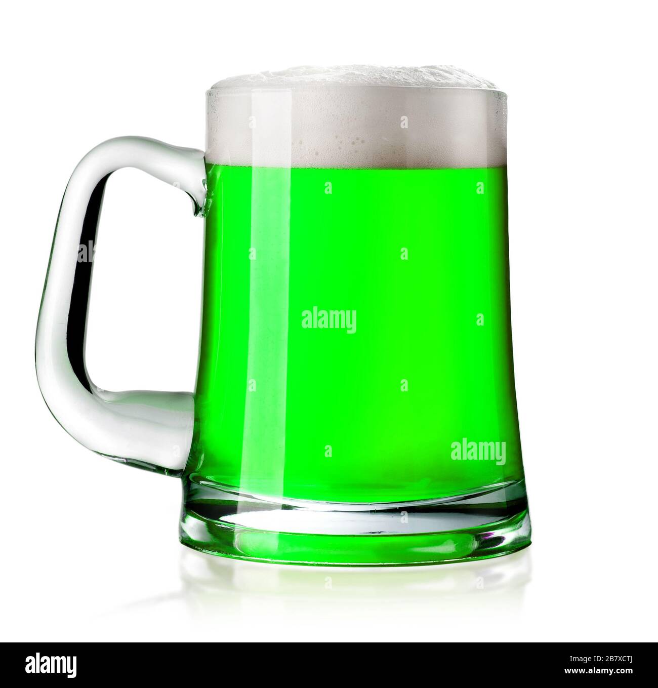 Bicchiere di birra fresca verde fredda su sfondo bianco, splendido sfondo del giorno di San Patrizio. Foto Stock