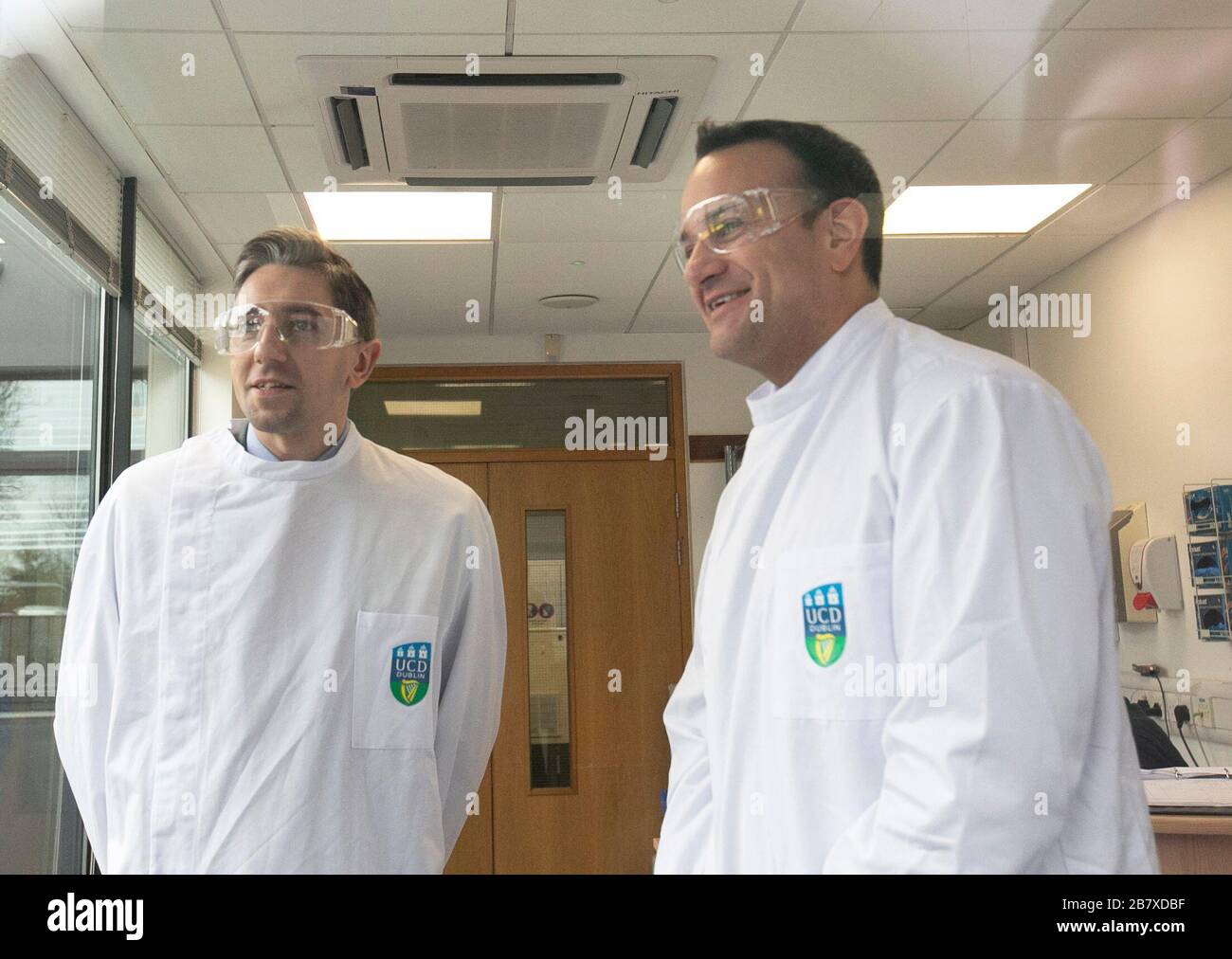 Dublino, Irlanda. 18 Marzo 2020. 18/03/2020. Covid-19 Pandemic (Coronavirus), Irlanda. National Virus Reference Laboratory. L a R. il Ministro della Salute Simon Harris TD e un Taoiseach Leo Varadkar TD, nella foto al National Virus Reference Laboratory che hanno viestato oggi per vedere dove i kit di test per sono stati testati per il Coronavirus. Foto: Sam Boal/Rollingnews. Credit: RollingNews.ie/Alamy Live News Foto Stock