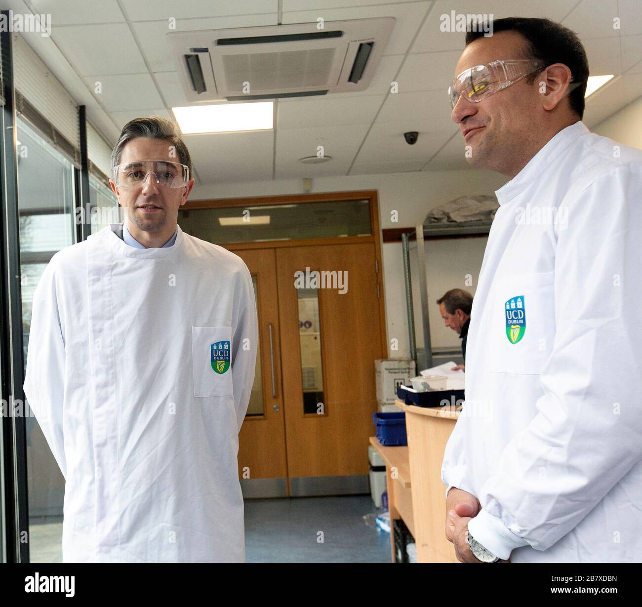 Dublino, Irlanda. 18 Marzo 2020. 18/03/2020. Covid-19 Pandemic (Coronavirus), Irlanda. National Virus Reference Laboratory. L a R. il Ministro della Salute Simon Harris TD e un Taoiseach Leo Varadkar TD, nella foto al National Virus Reference Laboratory che hanno viestato oggi per vedere dove i kit di test per sono stati testati per il Coronavirus. Foto: Sam Boal/Rollingnews. Credit: RollingNews.ie/Alamy Live News Foto Stock