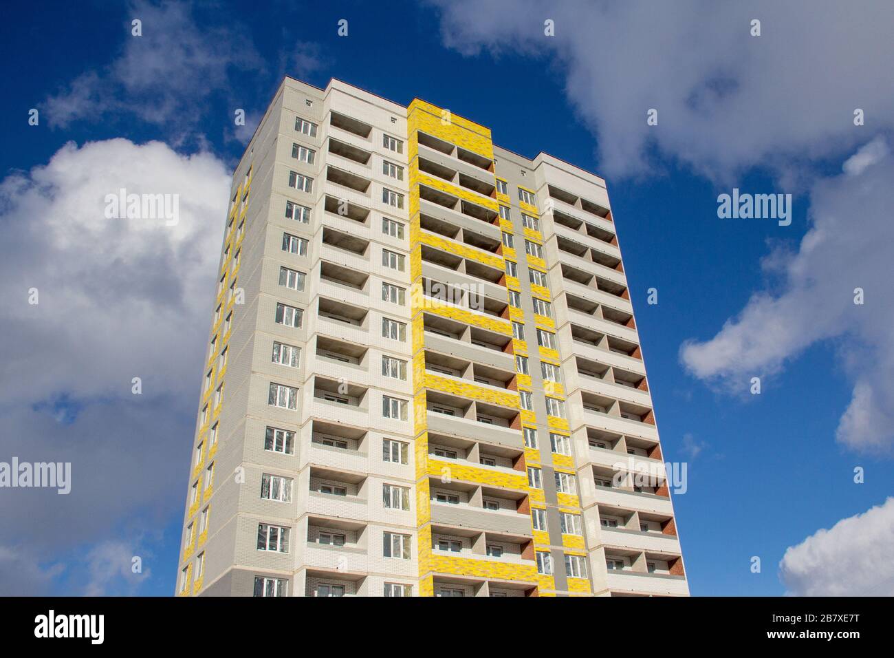 Casa in cemento monolitico e muratura Foto Stock