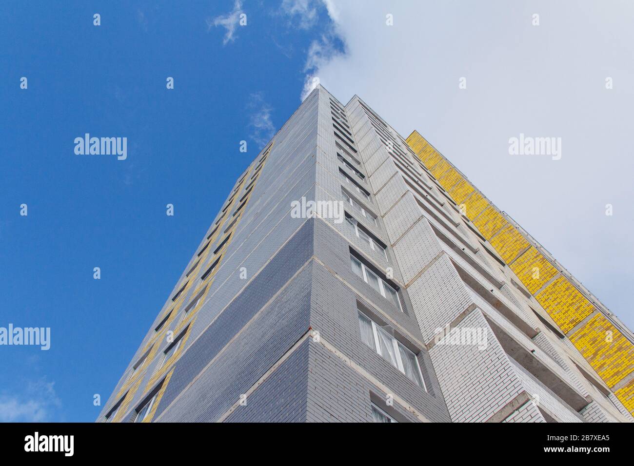 Casa in cemento monolitico e muratura Foto Stock