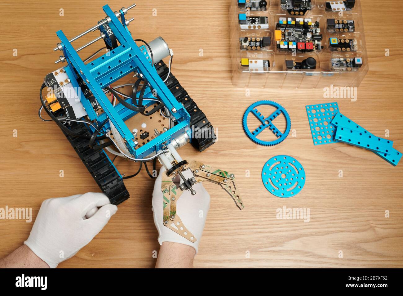 Tema della robotica di apprendimento. Programma didattico del kit robot di assemblaggio Foto Stock