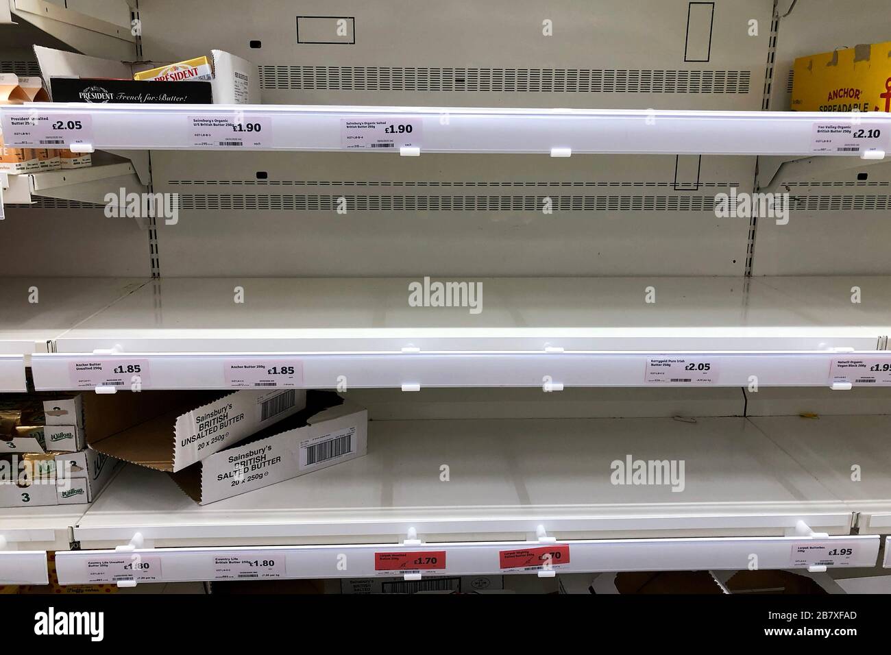 Scaffali vuoti in un negozio Sainsburys il 18 marzo 2020 a Upton, Wirral, Regno Unito. Gli Spate di 'panico d'acquisto ' hanno ripulito gli scaffali del supermercato Foto Stock