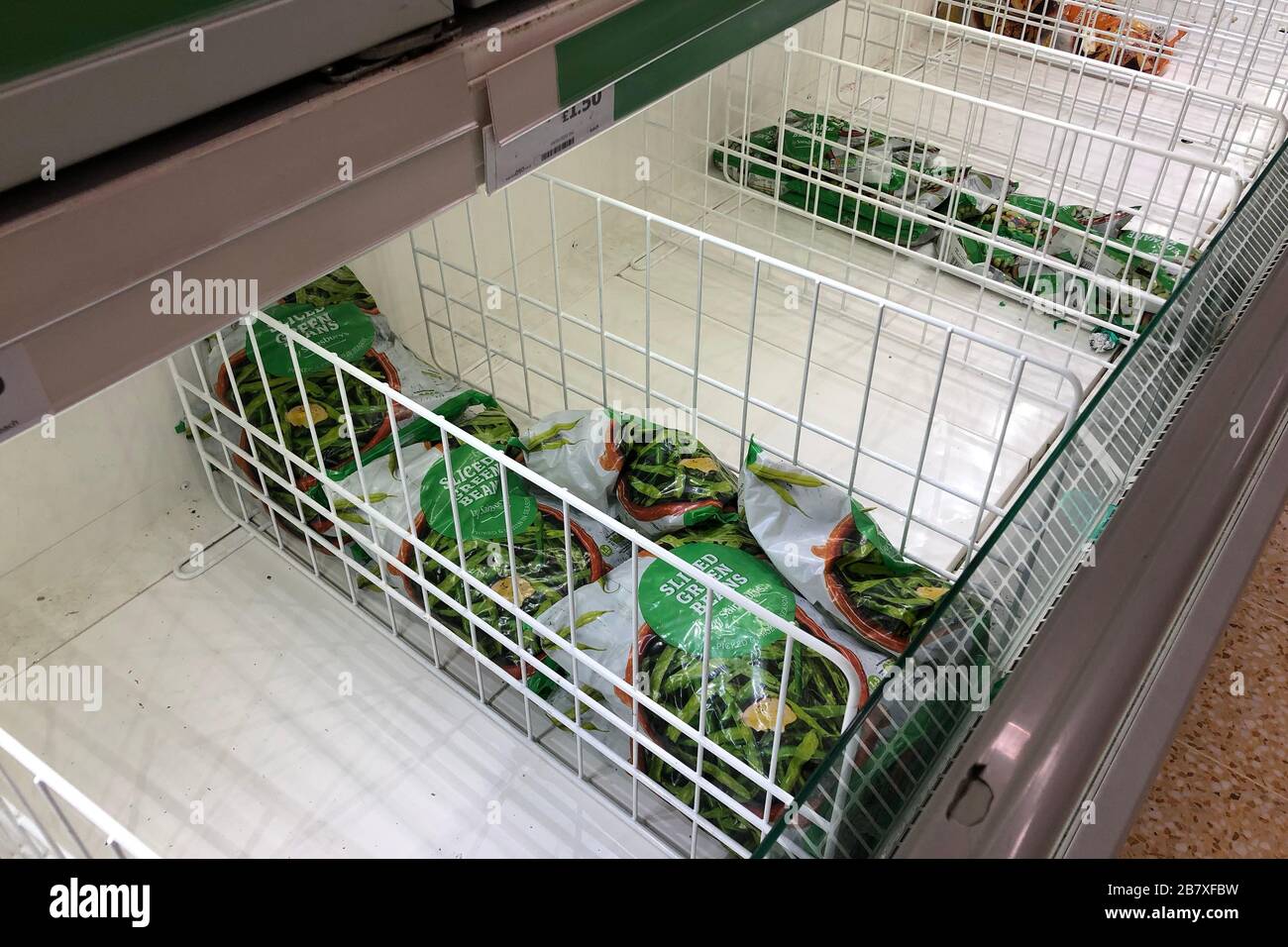 Scaffali vuoti in un negozio Sainsburys il 18 marzo 2020 a Upton, Wirral, Regno Unito. Le ortiche di 'acquisto di panico 'hanno liberato gli scaffali del supermercato di g. Foto Stock