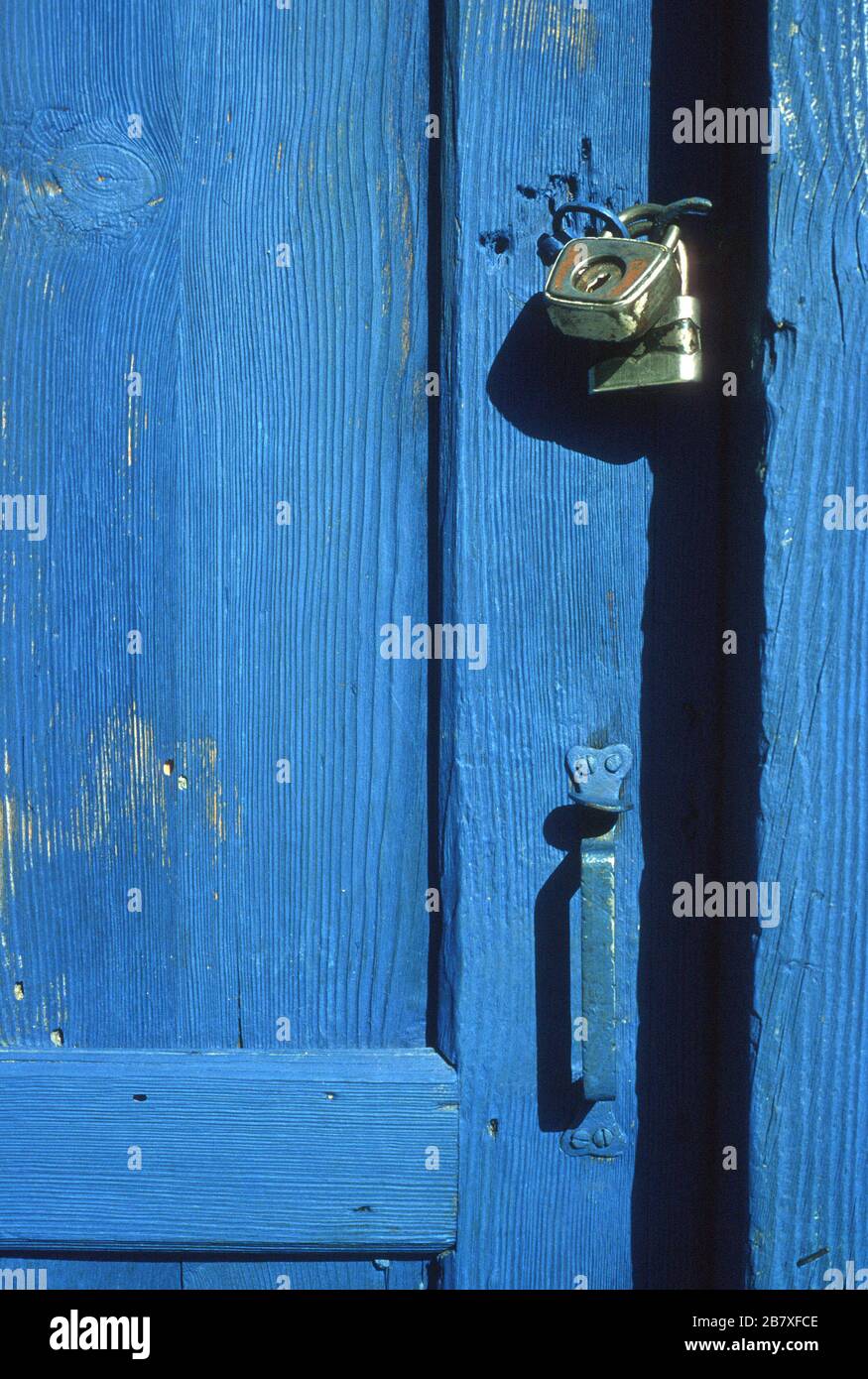 Doppiamente sicuro. Due serrature assicurano una vecchia porta in legno blu dipinta a Metsovo, Epiro, Grecia Foto Stock