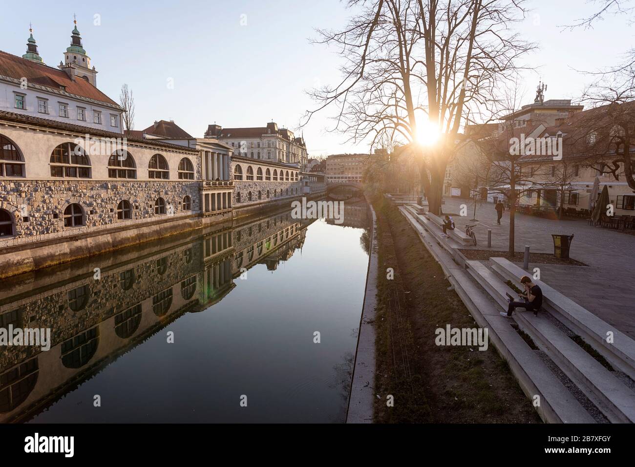 17 marzo 2020: I siti turistici di Lubiana sono vuoti, come Corona Virus spinge le persone fuori dalle strade, poche persone sulla riva di Lubiana, Slovenia Foto Stock