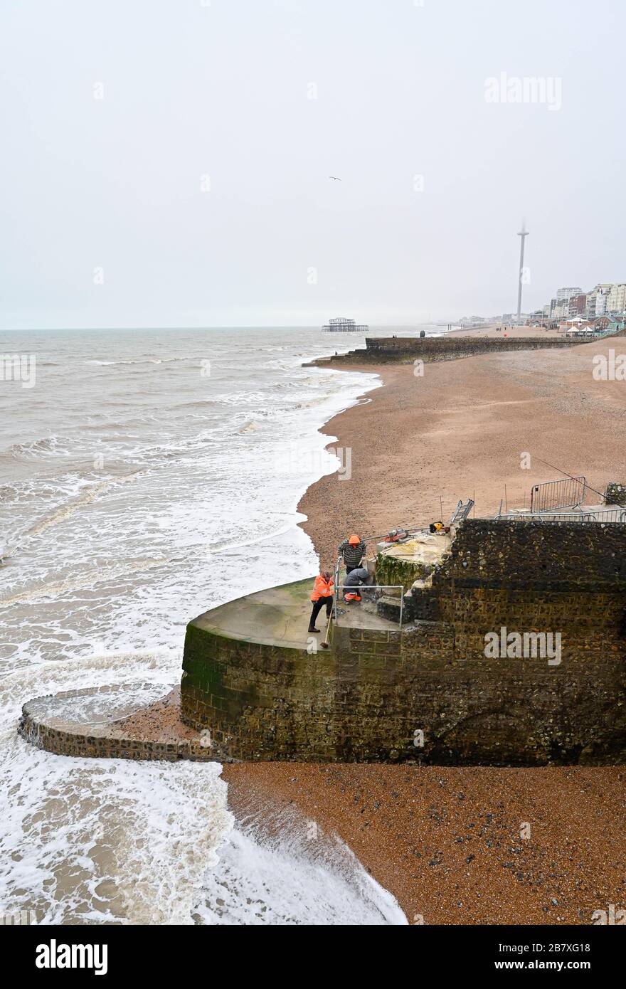 Lavori di riparazione in corso sulla spiaggia di Brighton, presso il molo del Palace Pier, che è stato danneggiato dalle recenti tempeste invernali nel Regno Unito Foto Stock