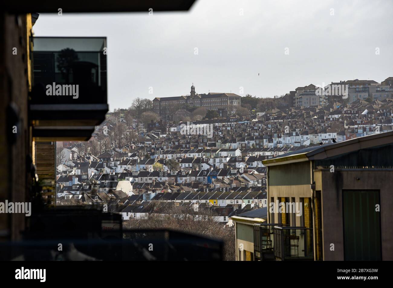 Vista che guarda da Fenchurch camminate attraverso le aree di London Road e Elm Grove con il Brighton General Hospital sullo sfondo del Brighton UK Photogr Foto Stock