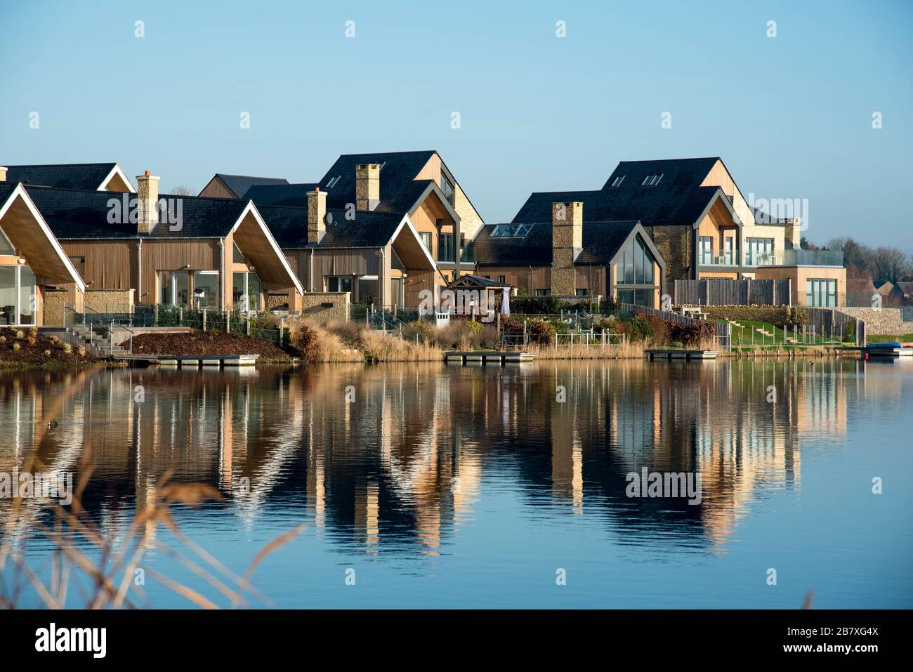Sviluppo di alloggi sul lago nel Cotswold Water Park, Inghilterra, Regno Unito Foto Stock