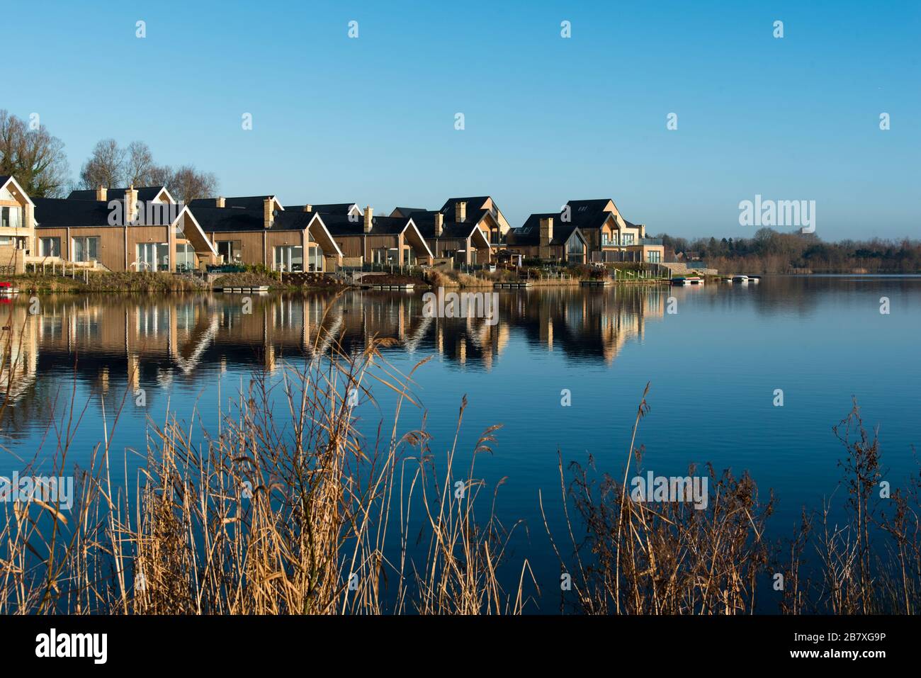 Sviluppo di alloggi sul lago nel Cotswold Water Park, Inghilterra, Regno Unito Foto Stock