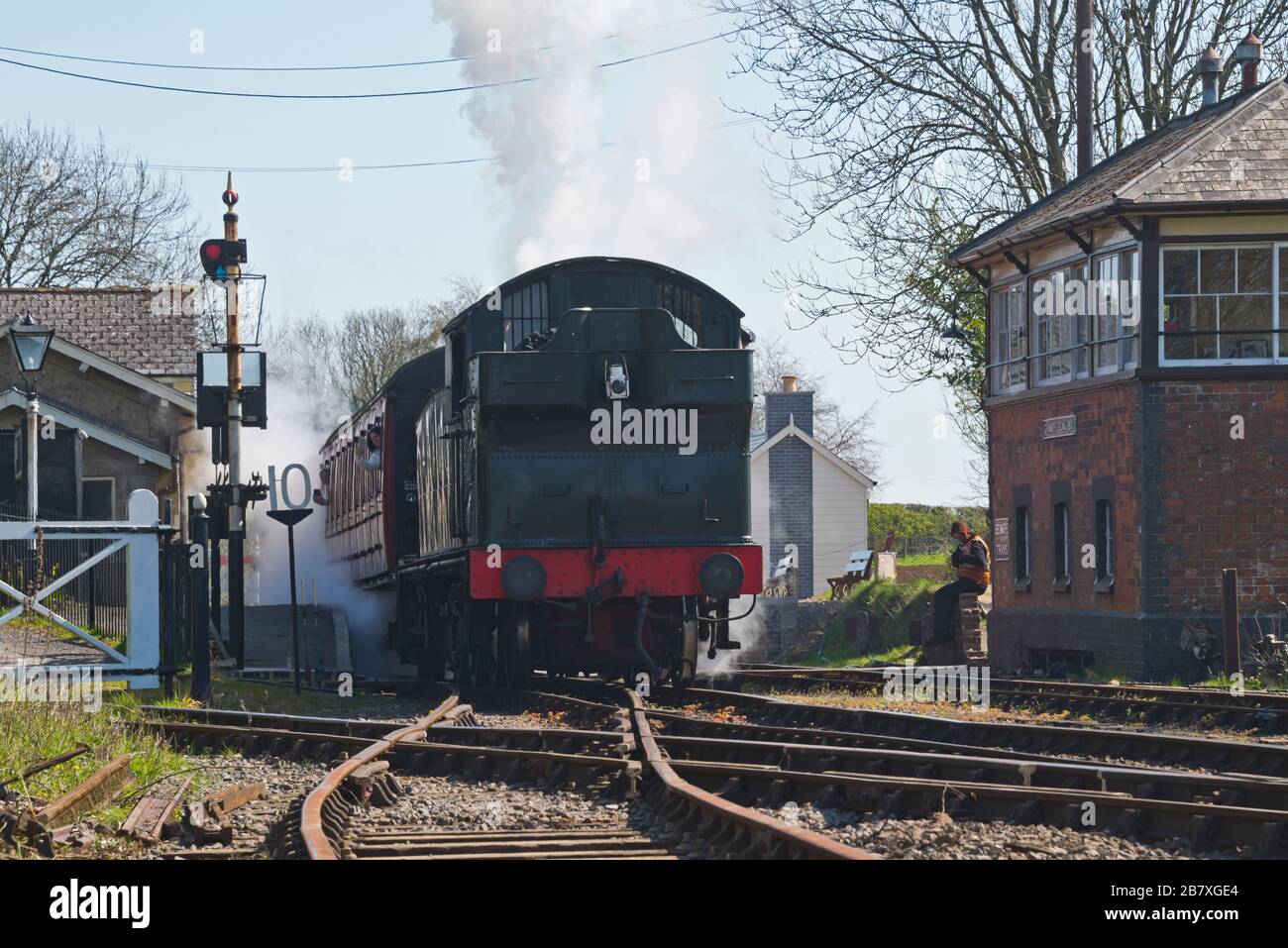 Locomotiva a vapore 5637 classe 5600 che tira un treno passeggeri fuori dalla stazione Cranmore sulla East Somerset Railway Foto Stock