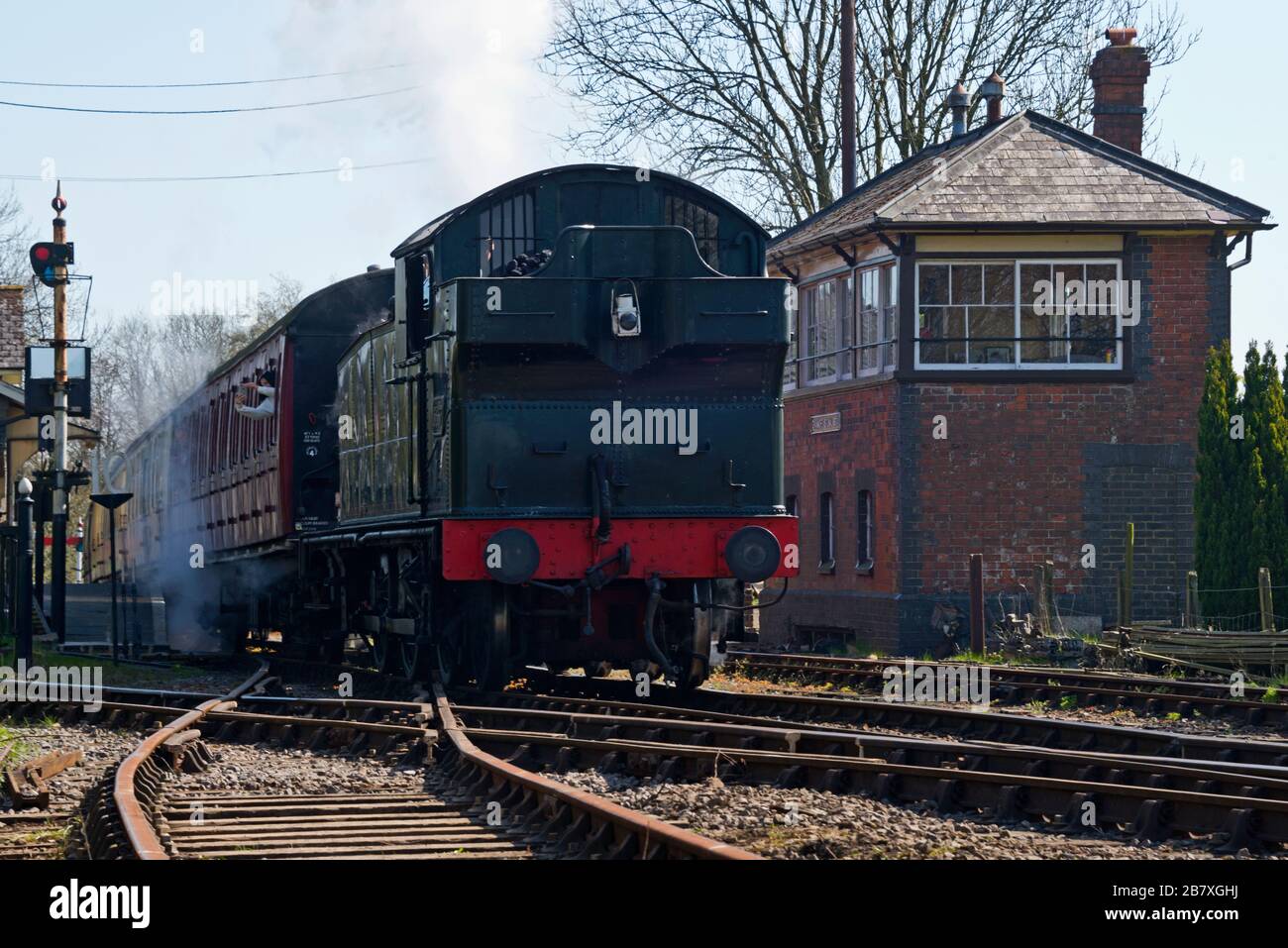 Locomotiva a vapore 5637 classe 5600 che tira un treno passeggeri fuori dalla stazione Cranmore sulla East Somerset Railway Foto Stock