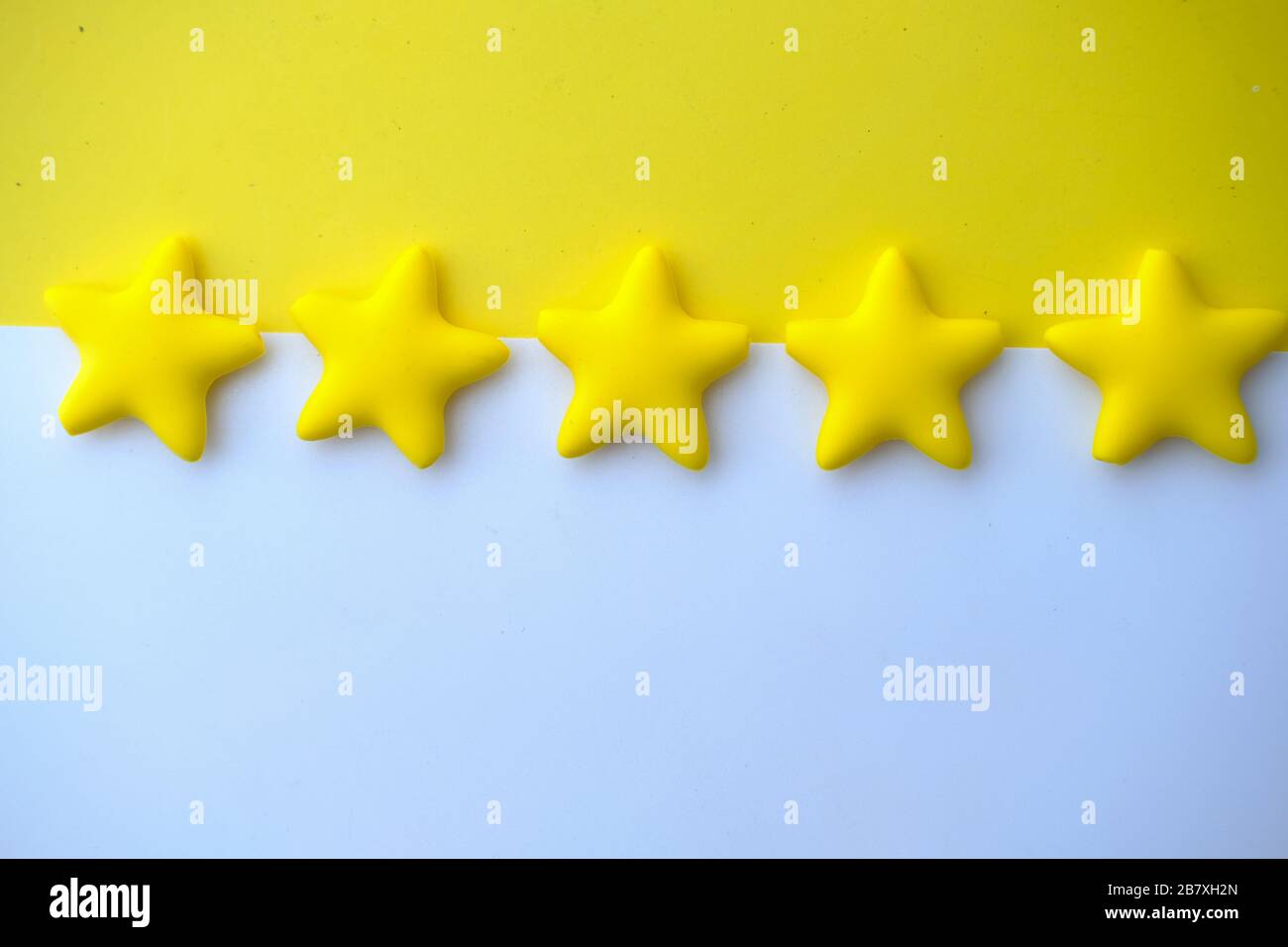 cinque stelle su sfondo bianco, primo piano. Foto Stock