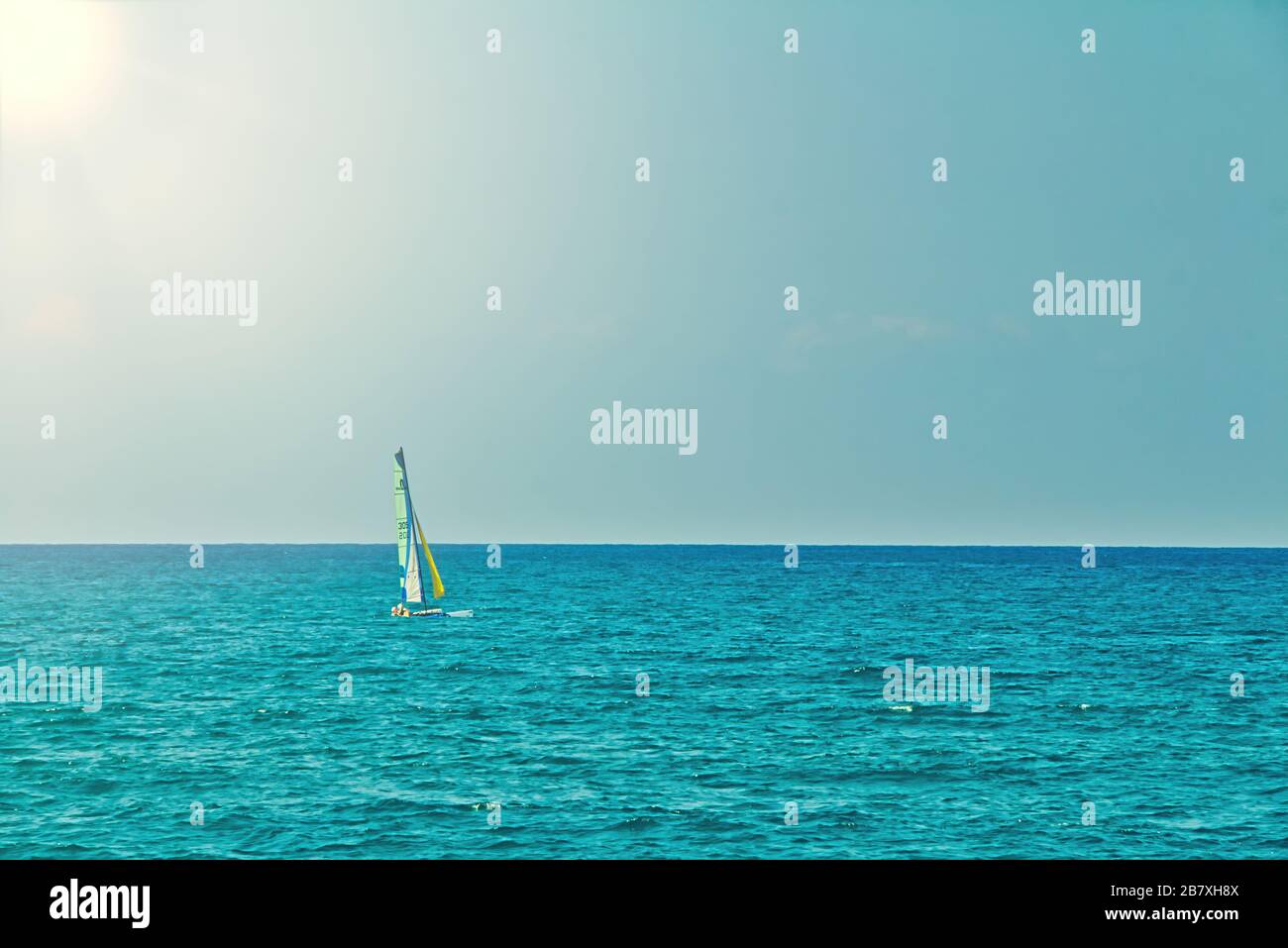 Piccola barca a vela personale in mare aperto in piano in una giornata estiva. Calma stagione con cielo blu. Giornata di sole nel mar mediterraneo a Tel Aviv Foto Stock