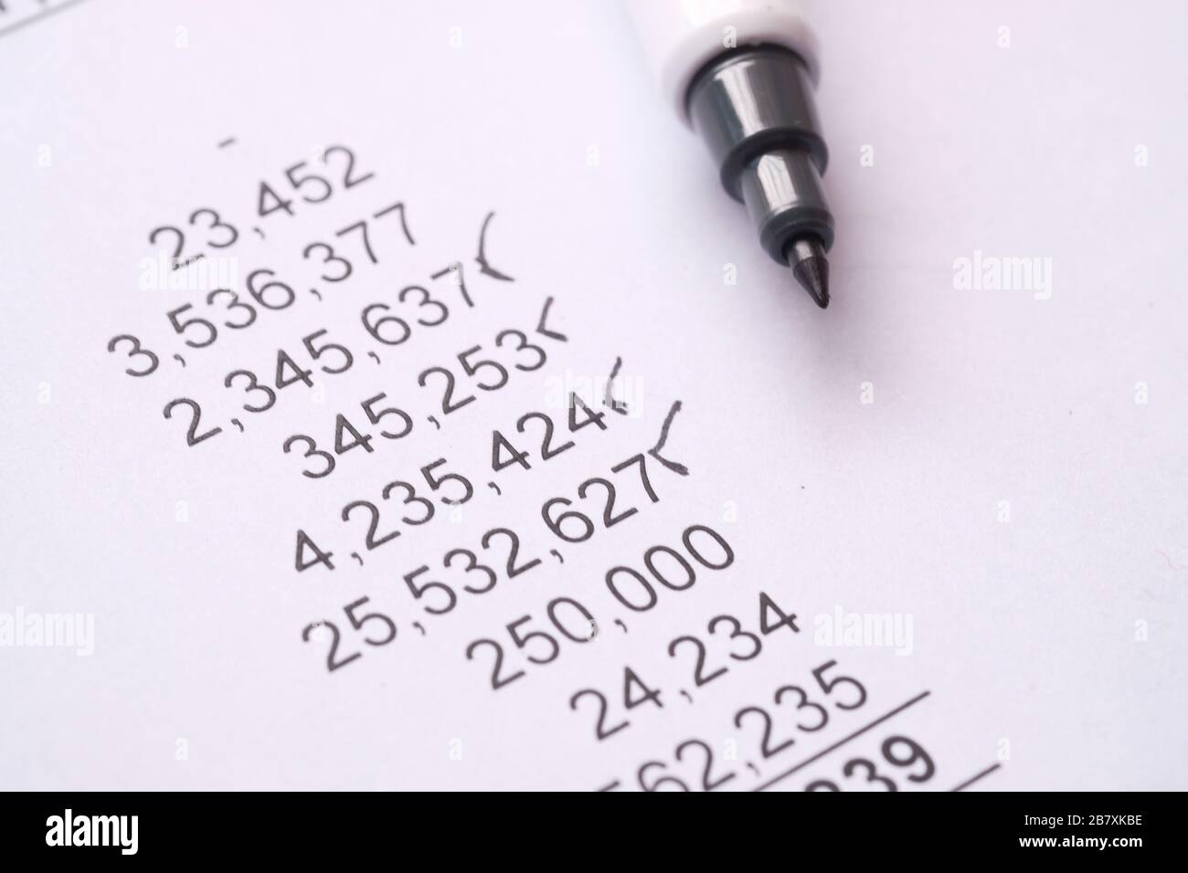 Primo piano dei dati contabili e penna su carta Foto Stock