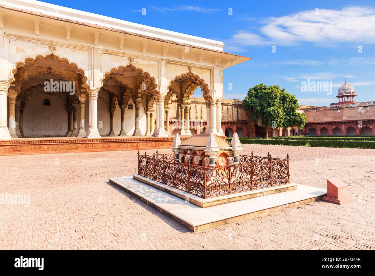 Tomba di John Russell Colvin e Diwan-i-Am a Agra Fort, India Foto Stock