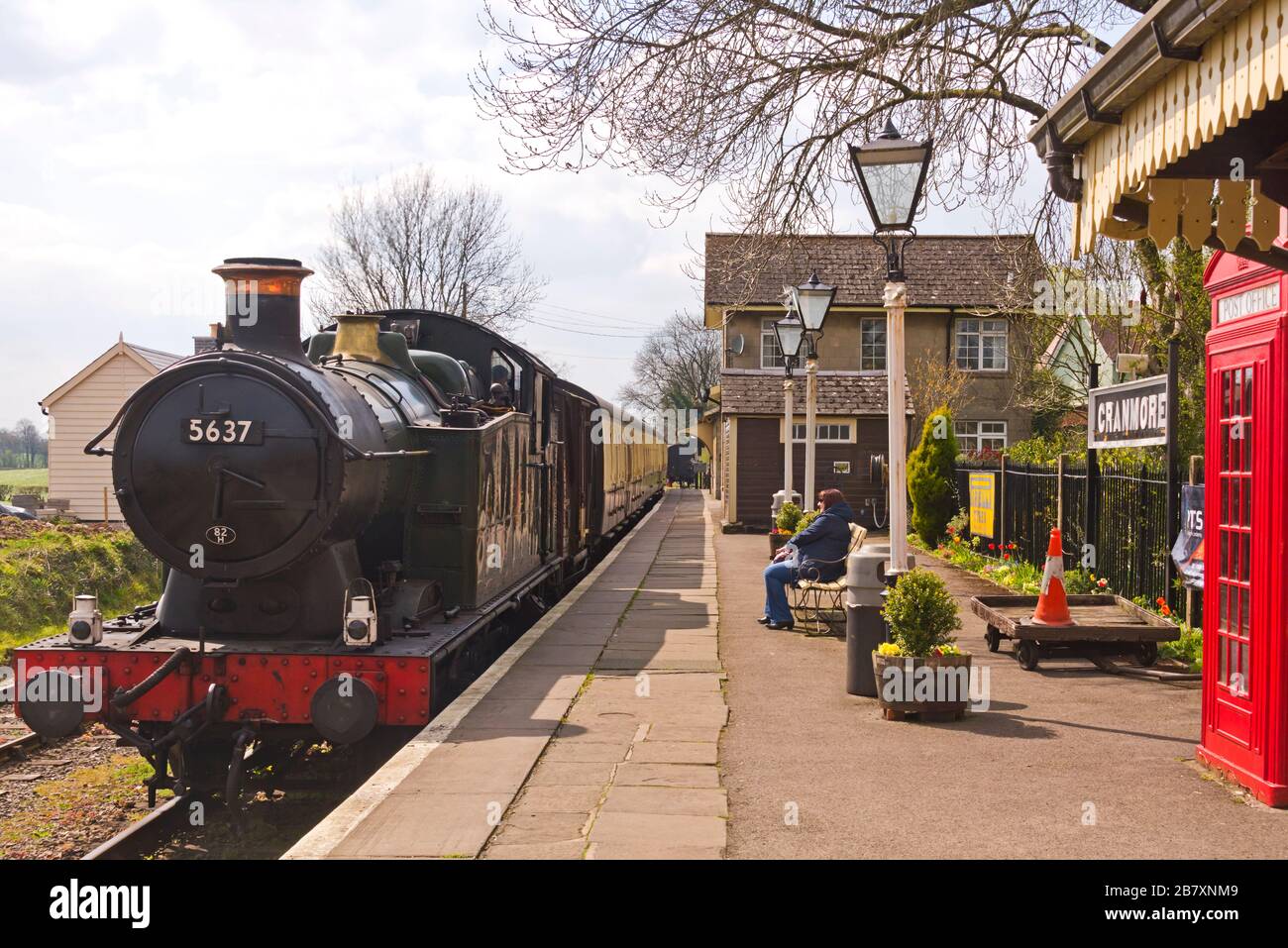 Una locomotiva a vapore restaurata di 5600 classi, 5637, che arriva alla stazione di Cranmore tirando un treno passeggeri sulla Ferrovia del Somerset Est. Foto Stock