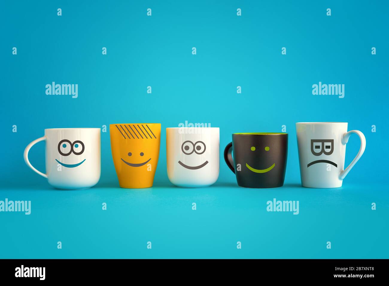 Coffee Cups with Happy and Sad Emoticons - immagine concettuale per il team aziendale Coffee Break with Copy Space Foto Stock
