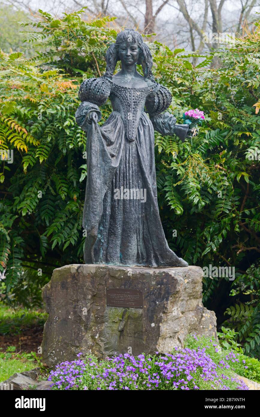 Una statua di bronzo che commemora RD Blackmores Lady Lorna Dugal (Doone) sui prati di Exmoor a Dulverton, Somerset, Inghilterra, Regno Unito Foto Stock