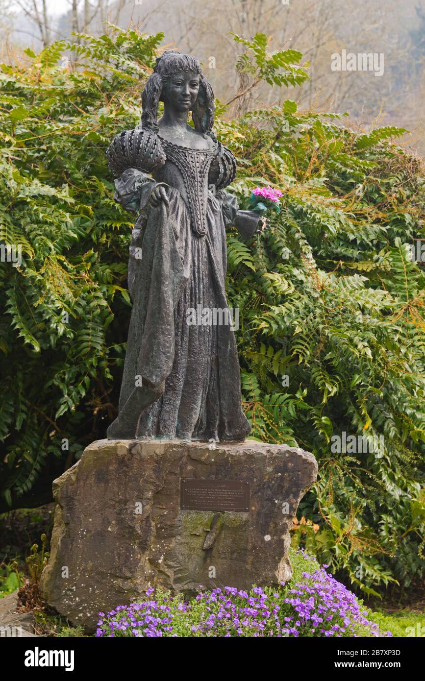 Una statua di bronzo che commemora RD Blackmores Lady Lorna Dugal (Doone) sui prati di Exmoor a Dulverton, Somerset, Inghilterra, Regno Unito Foto Stock