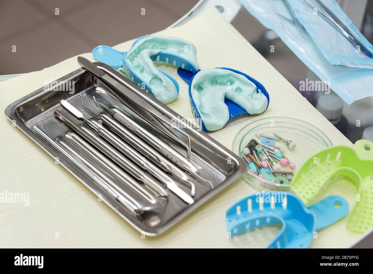 Produzione di protesi e protesi: Impronta dentale da denti con materiale siliconico. Spatola dentale con stampa per impianto dentale Foto Stock