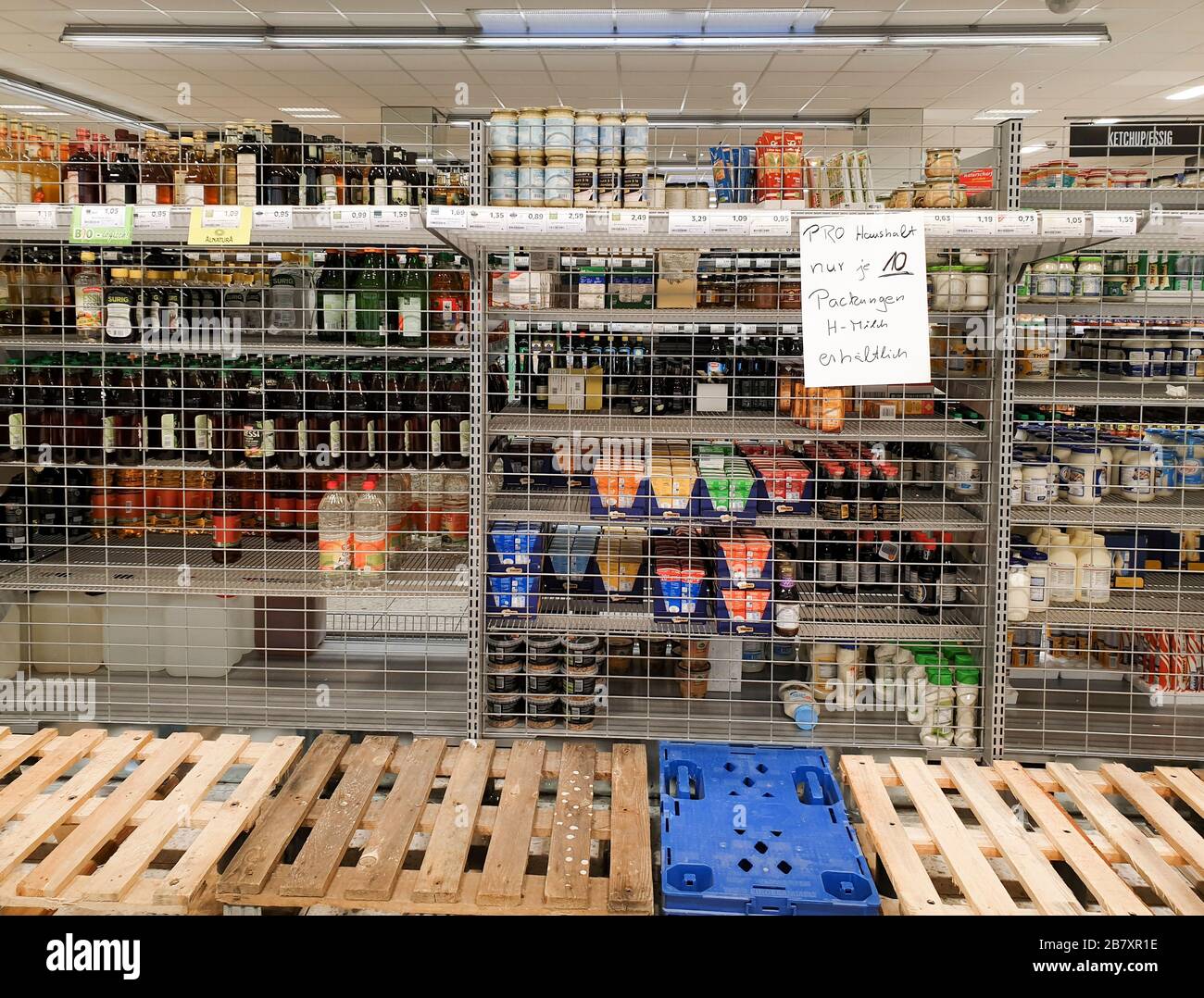 GEISLINGEN AN DER STEIGE, GERMANIA - 16 MARZO 2020: Supermercato con pallet vuoti che limitano il latte ('solo 10 litri di latte disponibili per famiglia') Foto Stock