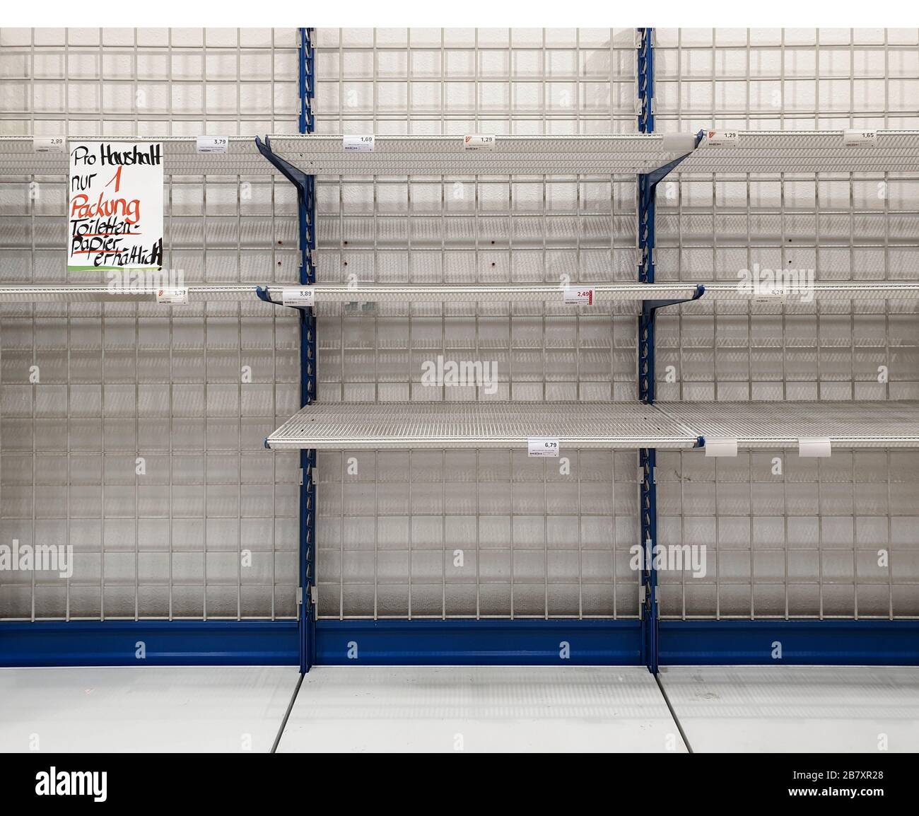 GEISLINGEN AN DER STEIGE, GERMANIA - 16 MARZO 2020: Supermercato con scaffale vuoto che limita la carta igienica ('un solo pacco di carta igienica per famiglia') Foto Stock