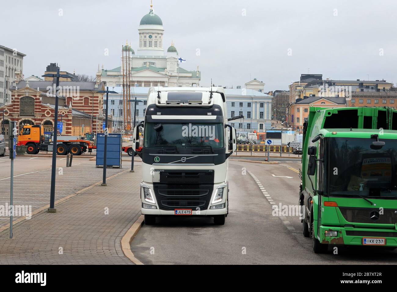 Helsinki, Finlandia. 18 marzo 2020. Volvo FH Truck e Green Wrefuse Truck fuori dal porto di Helsinki. Funzioni di trasporto nonostante Covid-19. Foto Stock