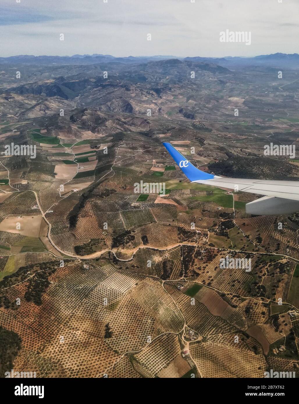 GRANADA, SPAGNA - 12 marzo 2020: Veduta aerea dei rilievi e delle strade che circondano la città di Granada, Spagna visto da un aereo della compagnia Air Europ Foto Stock